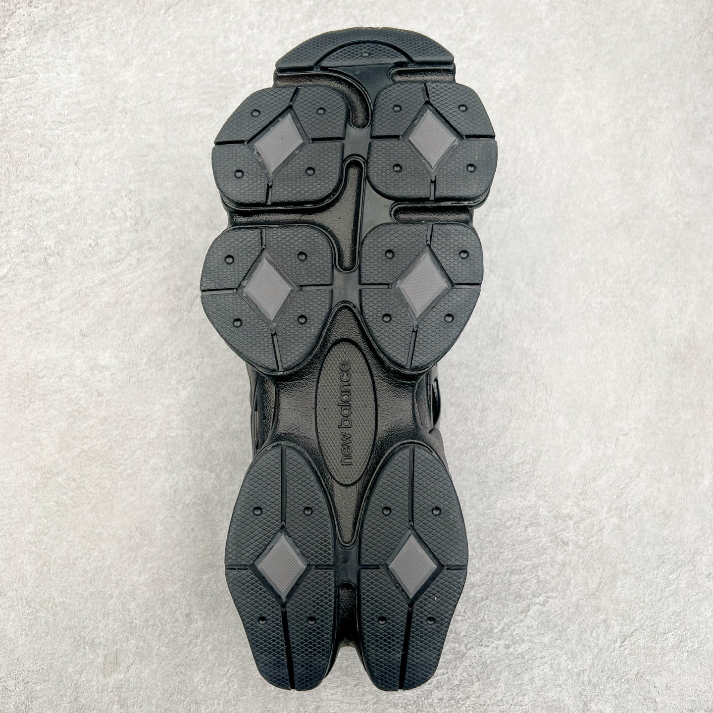 图片[9]-New Balance NB9060 复古运动鞋 新百伦又带来了新鞋型 并且是与芝加哥街头品牌 Joe Freshgoods 的联名款 鞋身主体采用了类似 990 系列的设计风格 与传统复古慢跑鞋区别不大 最大的变化就是鞋底部分 在传统设计的中底外层 增加了多个分区的模块 圆润的线条设计与我们熟悉的 New Balance 风格截然不同 但与同样充满弧形线条的鞋面搭配 看起来毫无违和感 尺码：36-45-选品中心