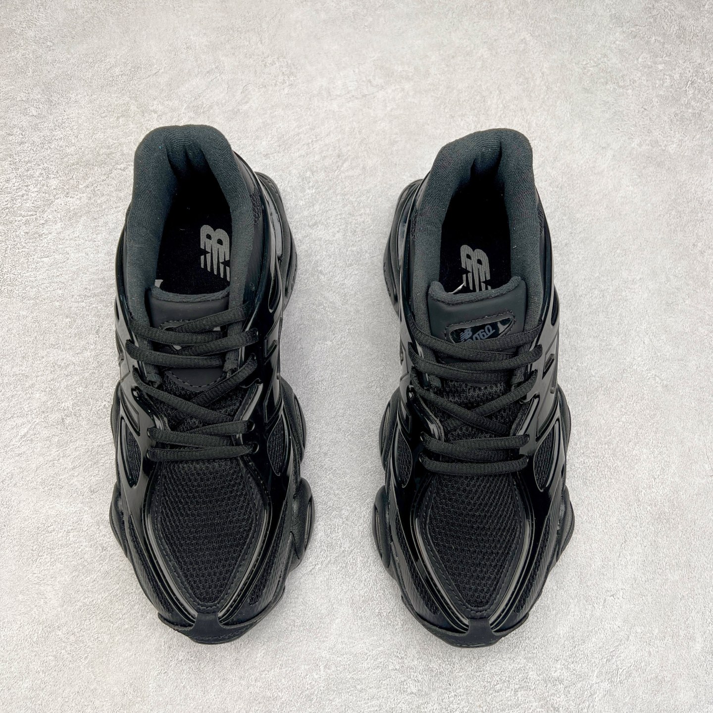 图片[2]-New Balance NB9060 复古运动鞋 新百伦又带来了新鞋型 并且是与芝加哥街头品牌 Joe Freshgoods 的联名款 鞋身主体采用了类似 990 系列的设计风格 与传统复古慢跑鞋区别不大 最大的变化就是鞋底部分 在传统设计的中底外层 增加了多个分区的模块 圆润的线条设计与我们熟悉的 New Balance 风格截然不同 但与同样充满弧形线条的鞋面搭配 看起来毫无违和感 尺码：36-45-选品中心