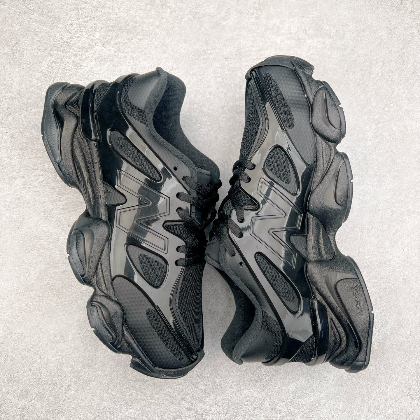 图片[3]-New Balance NB9060 复古运动鞋 新百伦又带来了新鞋型 并且是与芝加哥街头品牌 Joe Freshgoods 的联名款 鞋身主体采用了类似 990 系列的设计风格 与传统复古慢跑鞋区别不大 最大的变化就是鞋底部分 在传统设计的中底外层 增加了多个分区的模块 圆润的线条设计与我们熟悉的 New Balance 风格截然不同 但与同样充满弧形线条的鞋面搭配 看起来毫无违和感 尺码：36-45-选品中心