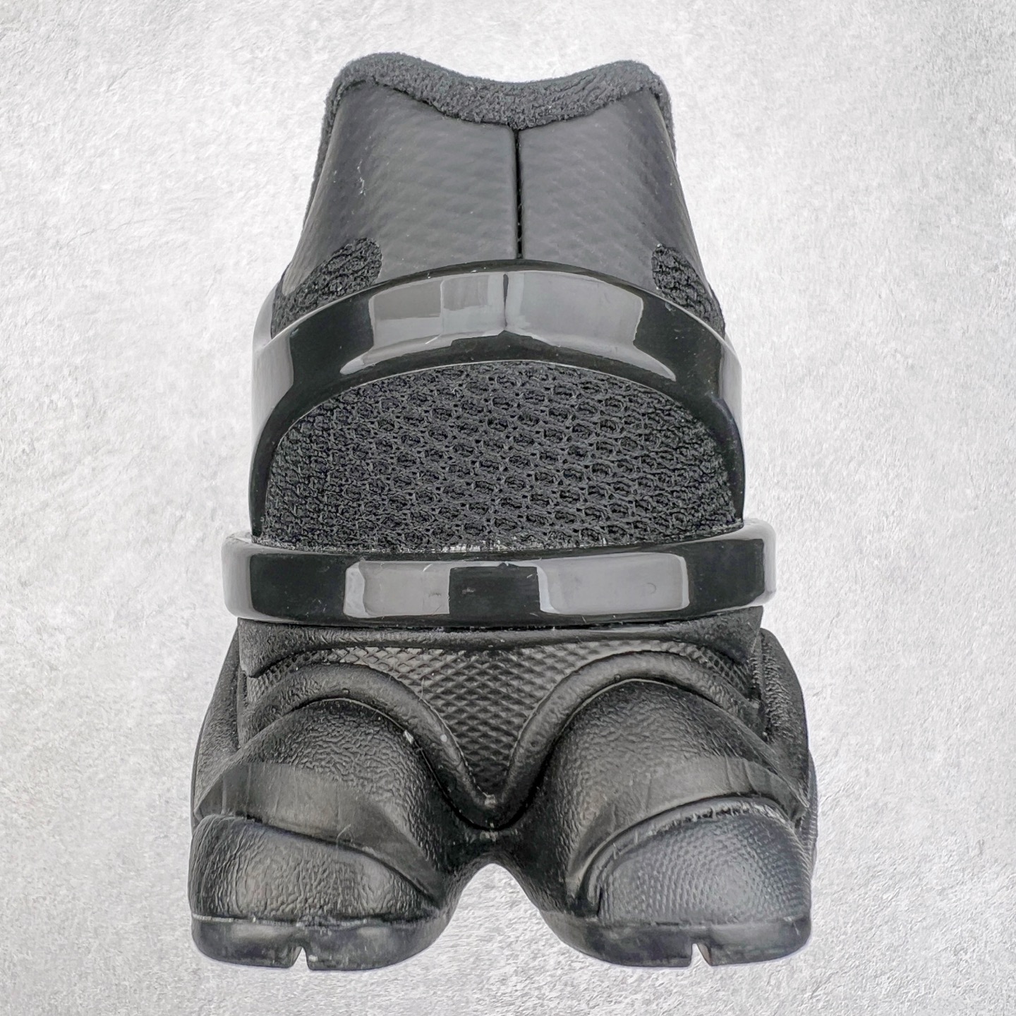 图片[8]-New Balance NB9060 复古运动鞋 新百伦又带来了新鞋型 并且是与芝加哥街头品牌 Joe Freshgoods 的联名款 鞋身主体采用了类似 990 系列的设计风格 与传统复古慢跑鞋区别不大 最大的变化就是鞋底部分 在传统设计的中底外层 增加了多个分区的模块 圆润的线条设计与我们熟悉的 New Balance 风格截然不同 但与同样充满弧形线条的鞋面搭配 看起来毫无违和感 尺码：36-45-选品中心