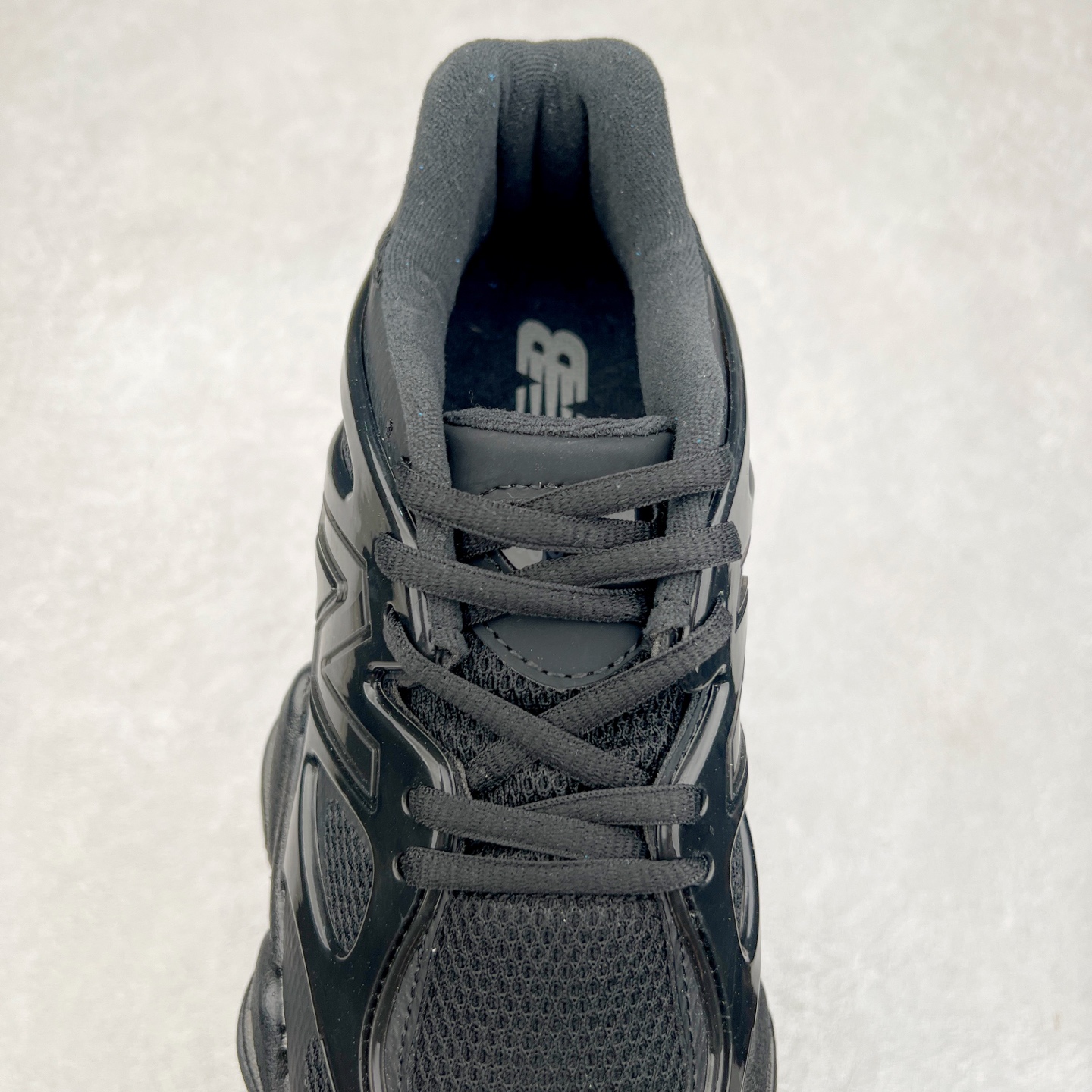 图片[5]-New Balance NB9060 复古运动鞋 新百伦又带来了新鞋型 并且是与芝加哥街头品牌 Joe Freshgoods 的联名款 鞋身主体采用了类似 990 系列的设计风格 与传统复古慢跑鞋区别不大 最大的变化就是鞋底部分 在传统设计的中底外层 增加了多个分区的模块 圆润的线条设计与我们熟悉的 New Balance 风格截然不同 但与同样充满弧形线条的鞋面搭配 看起来毫无违和感 尺码：36-45-选品中心