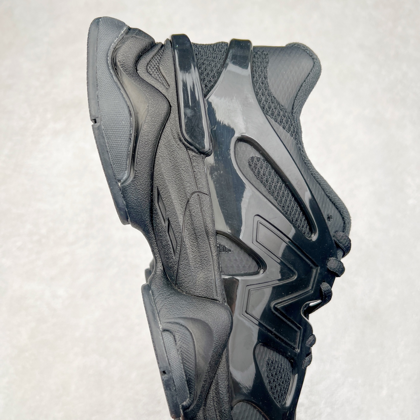 图片[6]-New Balance NB9060 复古运动鞋 新百伦又带来了新鞋型 并且是与芝加哥街头品牌 Joe Freshgoods 的联名款 鞋身主体采用了类似 990 系列的设计风格 与传统复古慢跑鞋区别不大 最大的变化就是鞋底部分 在传统设计的中底外层 增加了多个分区的模块 圆润的线条设计与我们熟悉的 New Balance 风格截然不同 但与同样充满弧形线条的鞋面搭配 看起来毫无违和感 尺码：36-45-选品中心