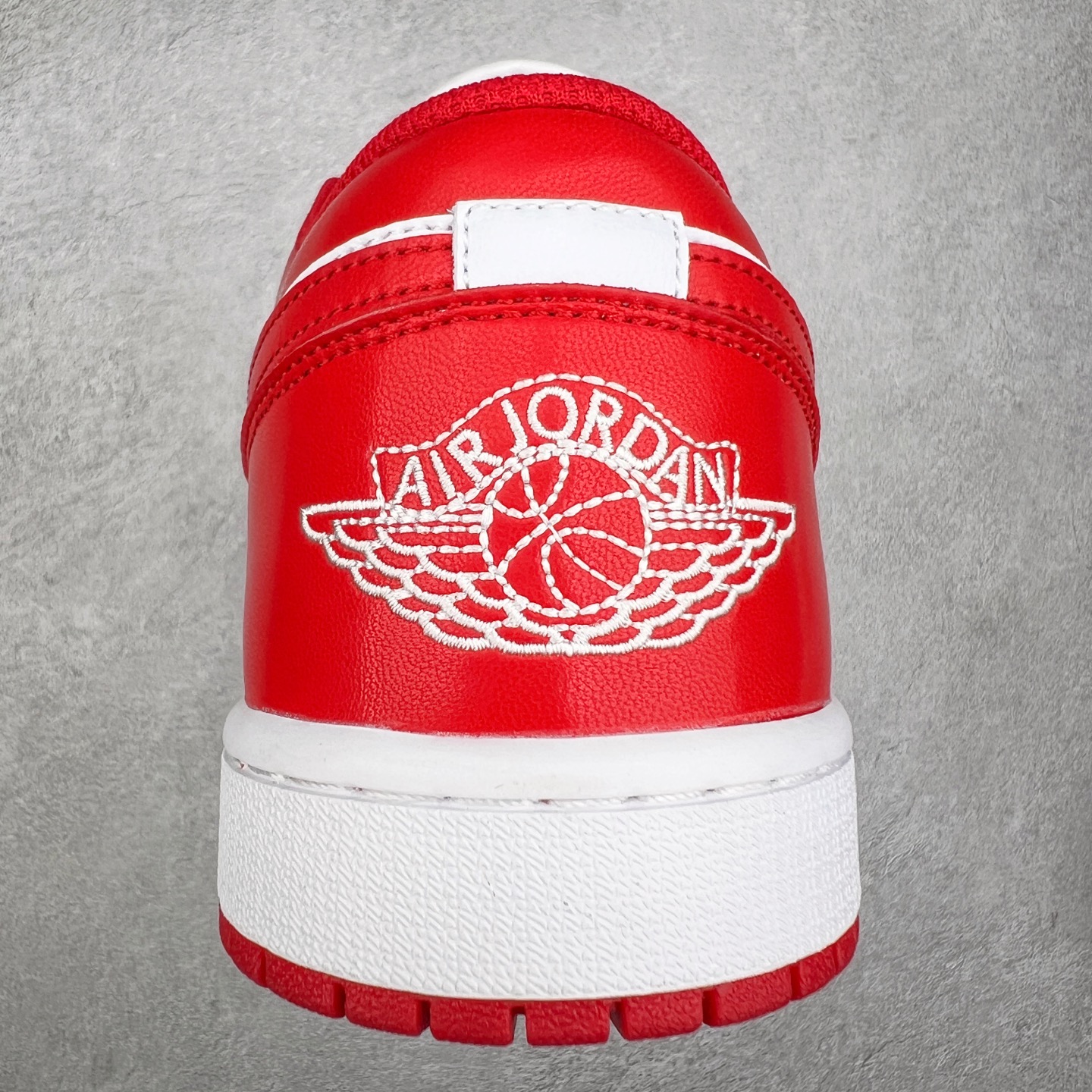 图片[8]-＃K版 Air Jordan AJ1 Low 低帮 红白 553558-166 全新流水线出品 DT版本唯一平替选择 市场第二梯队最强版 全部原鞋开发 原楦原纸板开发 全鞋电脑针车 原厂内置全掌气垫 原盒内在原标 唯一Zp原版鞋带绑法 免检产品 全新2022版型 全头层皮料 完美零毛边处理 原厂配置全掌气垫 价格定位良心 几十个配色陆续出货 实拍调校N版已经零色差零失真 百分百还原实物色彩所见即所得 不存在货不对板色差等低级问题 选购参考实物拍摄 不混卖不参货 只用心做好货严格选品 承诺混一赔十 尺码：36 36.5 37.5 38 38.5 39 40 40.5 41 42 42.5 43 44 44.5 45-选品中心