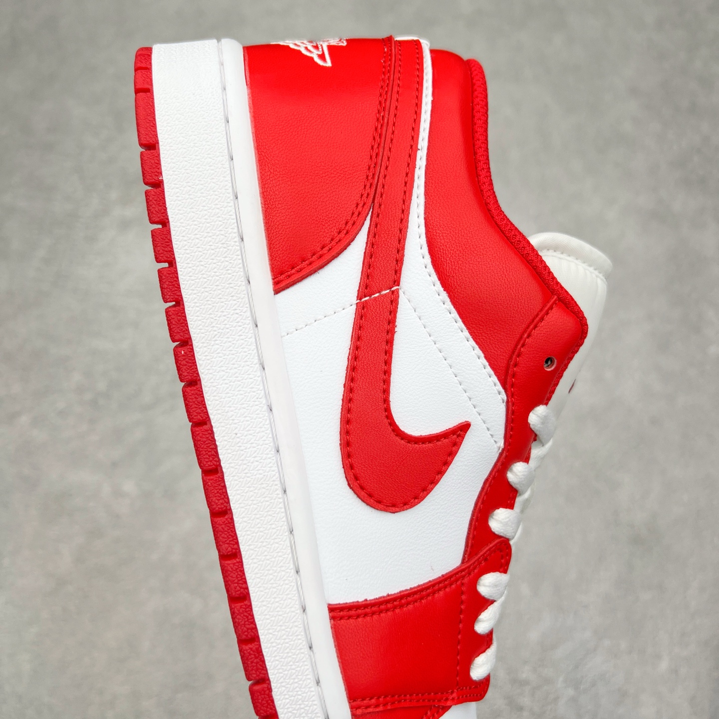 图片[6]-＃K版 Air Jordan AJ1 Low 低帮 红白 553558-166 全新流水线出品 DT版本唯一平替选择 市场第二梯队最强版 全部原鞋开发 原楦原纸板开发 全鞋电脑针车 原厂内置全掌气垫 原盒内在原标 唯一Zp原版鞋带绑法 免检产品 全新2022版型 全头层皮料 完美零毛边处理 原厂配置全掌气垫 价格定位良心 几十个配色陆续出货 实拍调校N版已经零色差零失真 百分百还原实物色彩所见即所得 不存在货不对板色差等低级问题 选购参考实物拍摄 不混卖不参货 只用心做好货严格选品 承诺混一赔十 尺码：36 36.5 37.5 38 38.5 39 40 40.5 41 42 42.5 43 44 44.5 45-选品中心