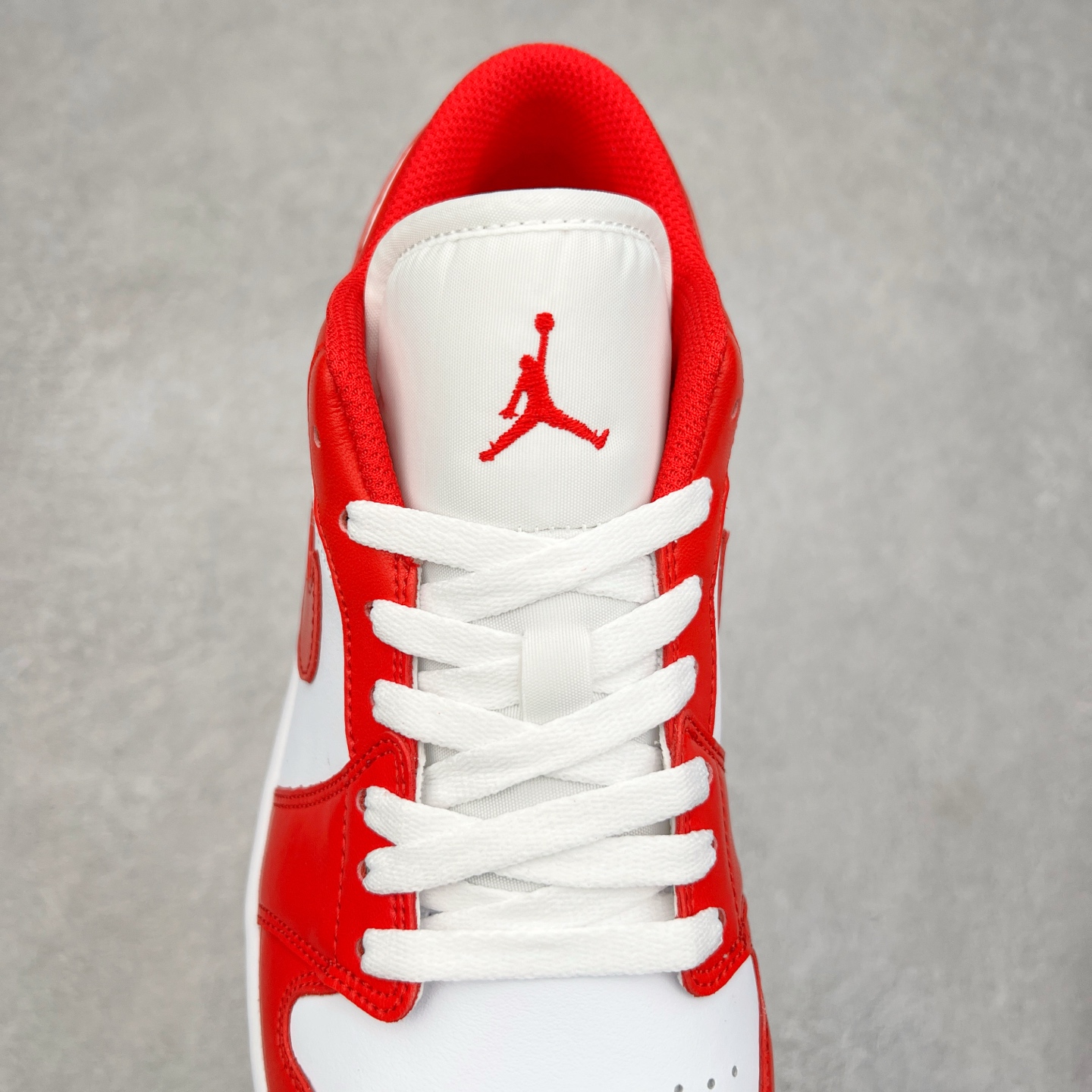 图片[5]-＃K版 Air Jordan AJ1 Low 低帮 红白 553558-166 全新流水线出品 DT版本唯一平替选择 市场第二梯队最强版 全部原鞋开发 原楦原纸板开发 全鞋电脑针车 原厂内置全掌气垫 原盒内在原标 唯一Zp原版鞋带绑法 免检产品 全新2022版型 全头层皮料 完美零毛边处理 原厂配置全掌气垫 价格定位良心 几十个配色陆续出货 实拍调校N版已经零色差零失真 百分百还原实物色彩所见即所得 不存在货不对板色差等低级问题 选购参考实物拍摄 不混卖不参货 只用心做好货严格选品 承诺混一赔十 尺码：36 36.5 37.5 38 38.5 39 40 40.5 41 42 42.5 43 44 44.5 45-选品中心