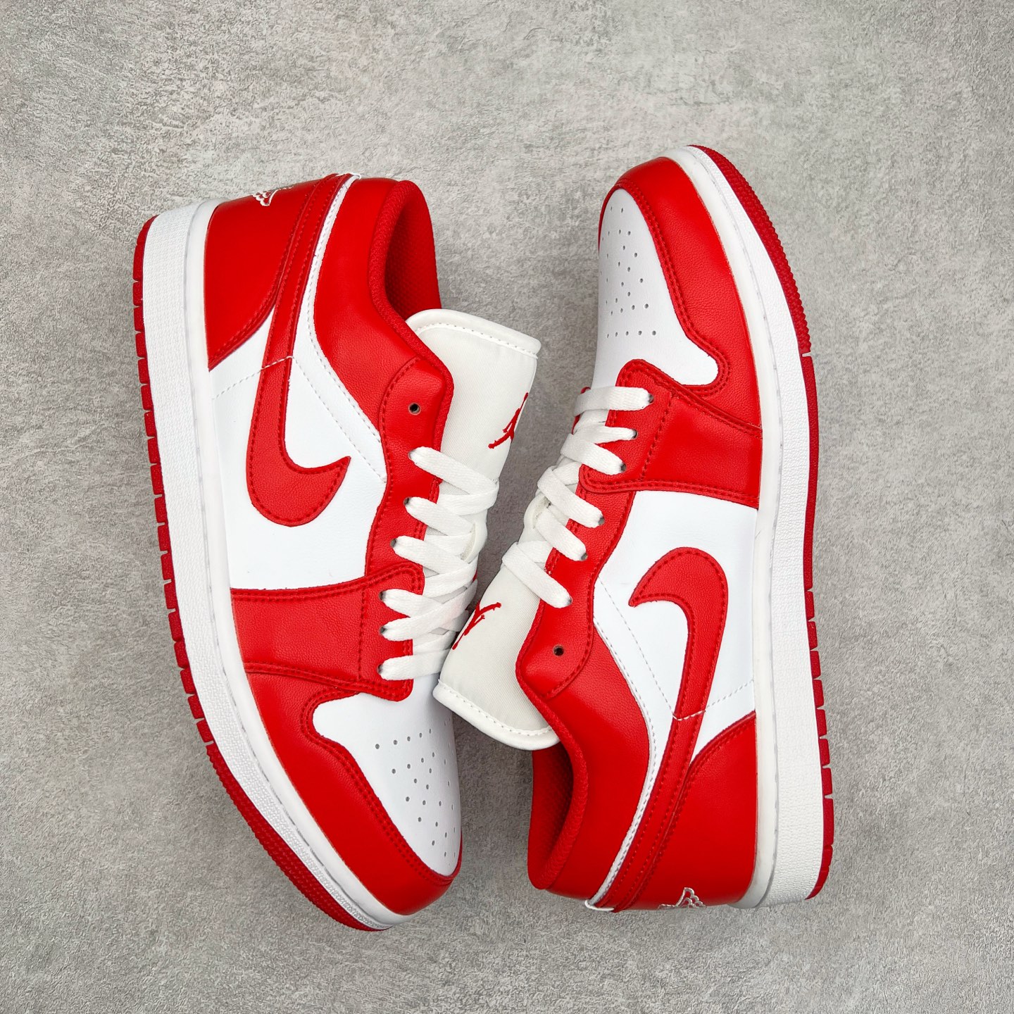 图片[3]-＃K版 Air Jordan AJ1 Low 低帮 红白 553558-166 全新流水线出品 DT版本唯一平替选择 市场第二梯队最强版 全部原鞋开发 原楦原纸板开发 全鞋电脑针车 原厂内置全掌气垫 原盒内在原标 唯一Zp原版鞋带绑法 免检产品 全新2022版型 全头层皮料 完美零毛边处理 原厂配置全掌气垫 价格定位良心 几十个配色陆续出货 实拍调校N版已经零色差零失真 百分百还原实物色彩所见即所得 不存在货不对板色差等低级问题 选购参考实物拍摄 不混卖不参货 只用心做好货严格选品 承诺混一赔十 尺码：36 36.5 37.5 38 38.5 39 40 40.5 41 42 42.5 43 44 44.5 45-选品中心