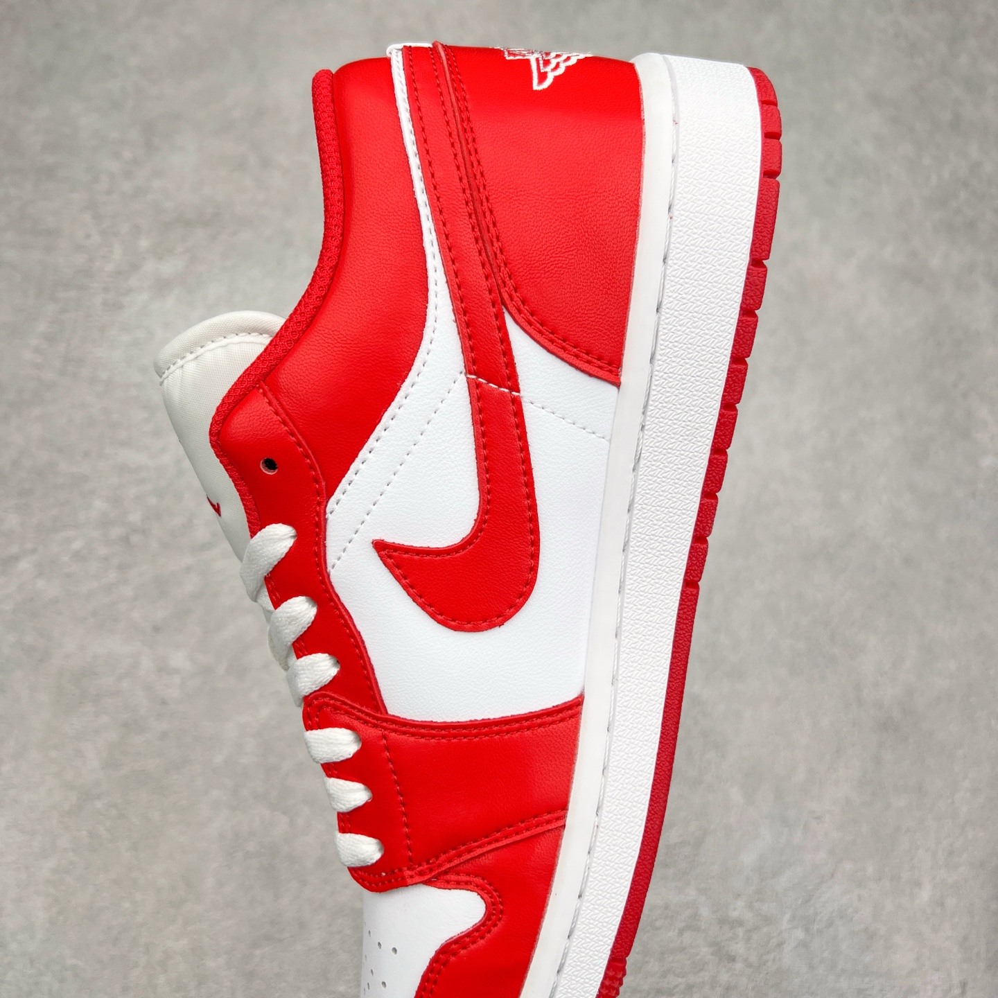 图片[7]-＃K版 Air Jordan AJ1 Low 低帮 红白 553558-166 全新流水线出品 DT版本唯一平替选择 市场第二梯队最强版 全部原鞋开发 原楦原纸板开发 全鞋电脑针车 原厂内置全掌气垫 原盒内在原标 唯一Zp原版鞋带绑法 免检产品 全新2022版型 全头层皮料 完美零毛边处理 原厂配置全掌气垫 价格定位良心 几十个配色陆续出货 实拍调校N版已经零色差零失真 百分百还原实物色彩所见即所得 不存在货不对板色差等低级问题 选购参考实物拍摄 不混卖不参货 只用心做好货严格选品 承诺混一赔十 尺码：36 36.5 37.5 38 38.5 39 40 40.5 41 42 42.5 43 44 44.5 45-选品中心