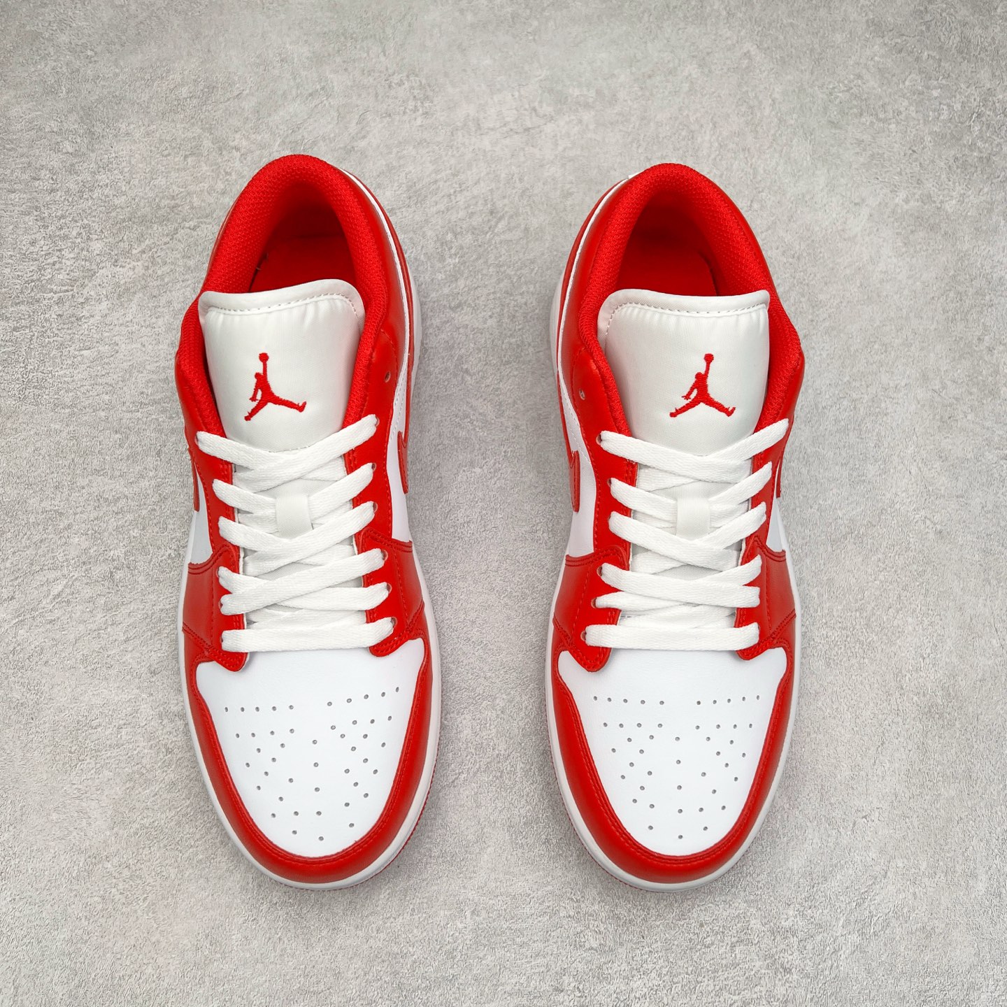 图片[2]-＃K版 Air Jordan AJ1 Low 低帮 红白 553558-166 全新流水线出品 DT版本唯一平替选择 市场第二梯队最强版 全部原鞋开发 原楦原纸板开发 全鞋电脑针车 原厂内置全掌气垫 原盒内在原标 唯一Zp原版鞋带绑法 免检产品 全新2022版型 全头层皮料 完美零毛边处理 原厂配置全掌气垫 价格定位良心 几十个配色陆续出货 实拍调校N版已经零色差零失真 百分百还原实物色彩所见即所得 不存在货不对板色差等低级问题 选购参考实物拍摄 不混卖不参货 只用心做好货严格选品 承诺混一赔十 尺码：36 36.5 37.5 38 38.5 39 40 40.5 41 42 42.5 43 44 44.5 45-选品中心
