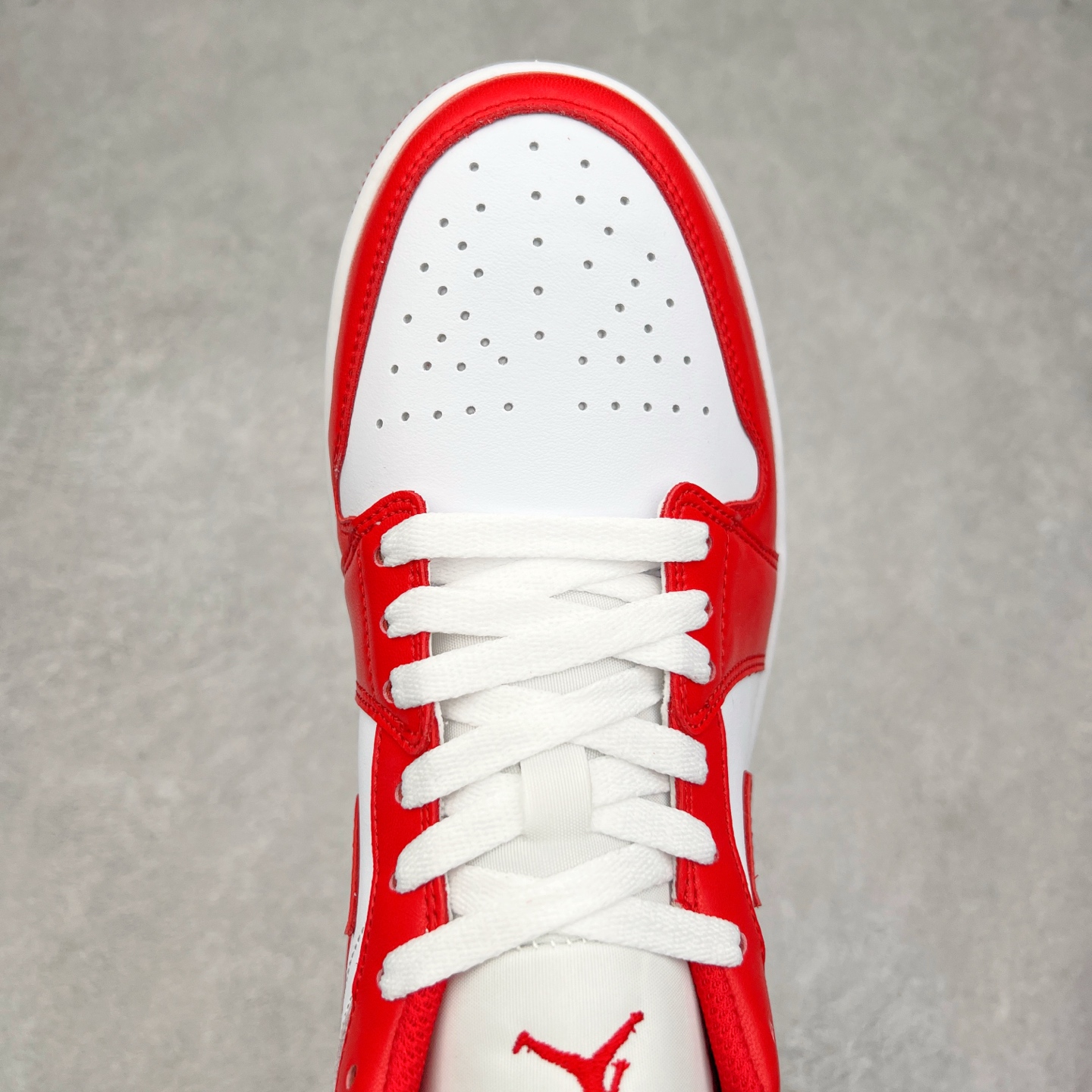图片[4]-＃K版 Air Jordan AJ1 Low 低帮 红白 553558-166 全新流水线出品 DT版本唯一平替选择 市场第二梯队最强版 全部原鞋开发 原楦原纸板开发 全鞋电脑针车 原厂内置全掌气垫 原盒内在原标 唯一Zp原版鞋带绑法 免检产品 全新2022版型 全头层皮料 完美零毛边处理 原厂配置全掌气垫 价格定位良心 几十个配色陆续出货 实拍调校N版已经零色差零失真 百分百还原实物色彩所见即所得 不存在货不对板色差等低级问题 选购参考实物拍摄 不混卖不参货 只用心做好货严格选品 承诺混一赔十 尺码：36 36.5 37.5 38 38.5 39 40 40.5 41 42 42.5 43 44 44.5 45-选品中心