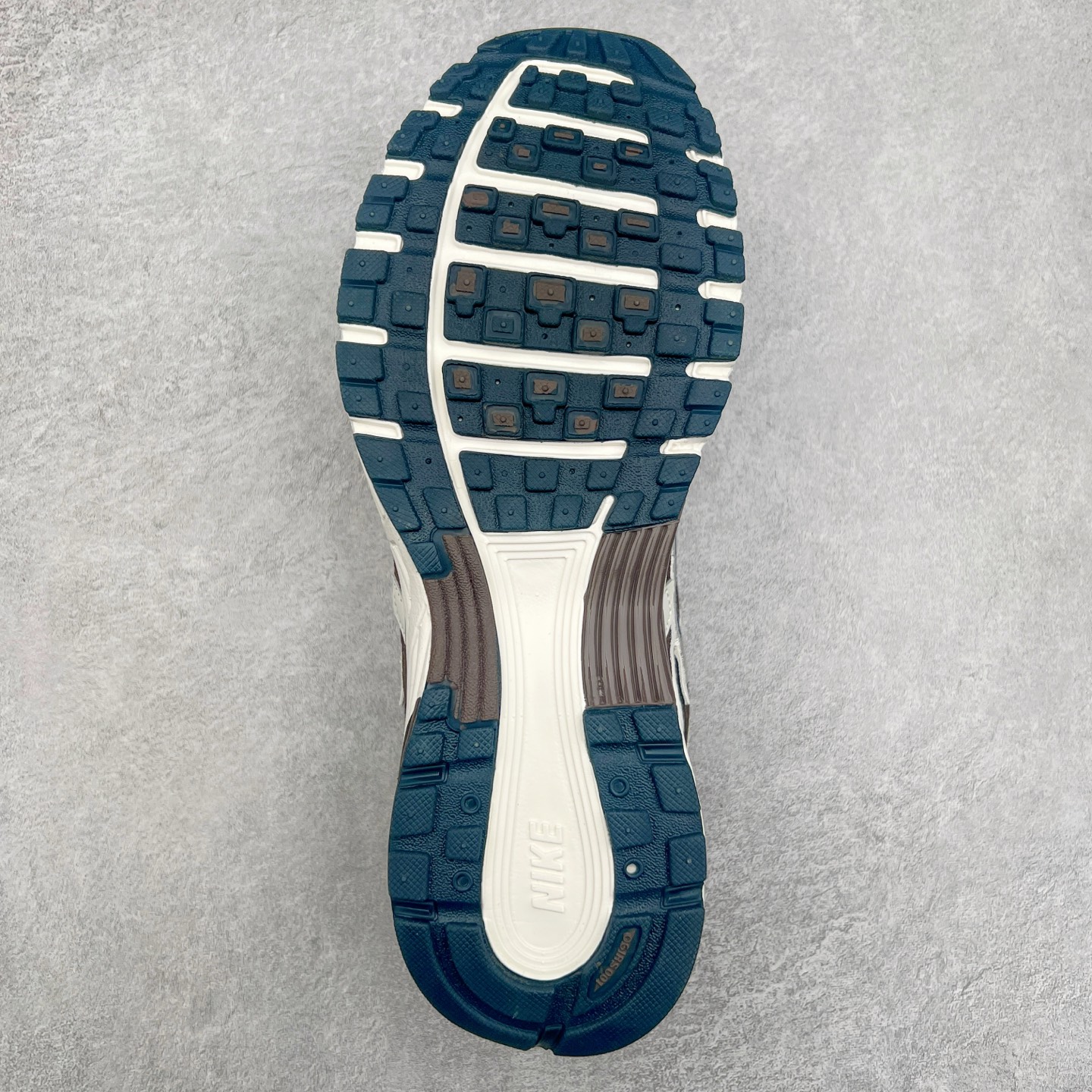 图片[9]-NK P-6000 系列低帮复古老爹风休闲运动舒适慢跑鞋 融合 Pegasus 过往运动鞋设计 助力 21 世纪早期跑步运动跃升时尚新高度 采用透气网眼布、运动风格线条和耐穿覆面 兼具吸睛外观和舒适感受 中底泡绵以田径赛道为灵感 打造厚实设计 缔造出众缓震性能 尺码：36 36.5 37.5 38 38.5 39 40 40.5 41 42 42.5 43 44 44.5 45-选品中心