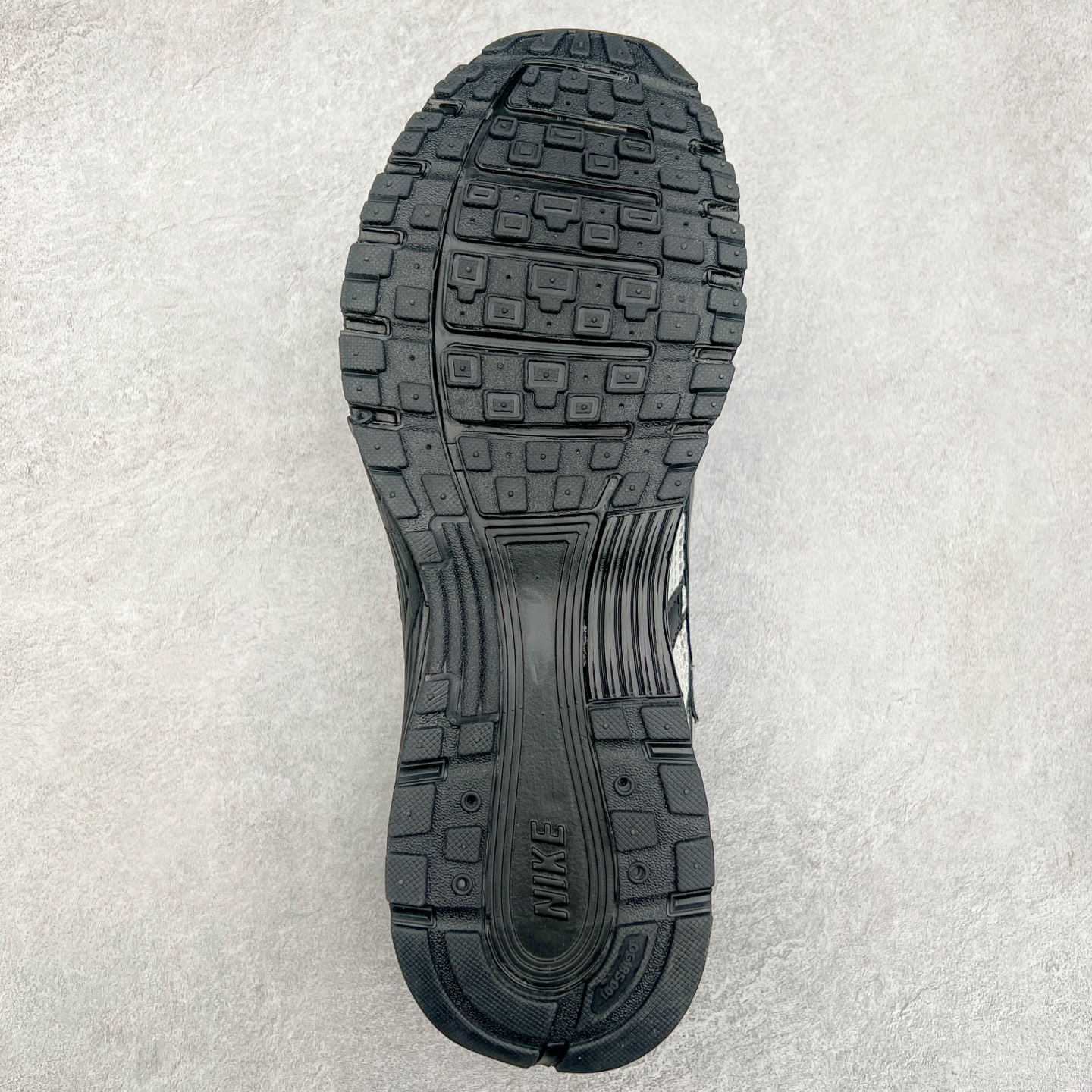 图片[9]-NK P-6000 系列低帮复古老爹风休闲运动舒适慢跑鞋 融合 Pegasus 过往运动鞋设计 助力 21 世纪早期跑步运动跃升时尚新高度 采用透气网眼布、运动风格线条和耐穿覆面 兼具吸睛外观和舒适感受 中底泡绵以田径赛道为灵感 打造厚实设计 缔造出众缓震性能 尺码：36 36.5 37.5 38 38.5 39 40 40.5 41 42 42.5 43 44 44.5 45-选品中心