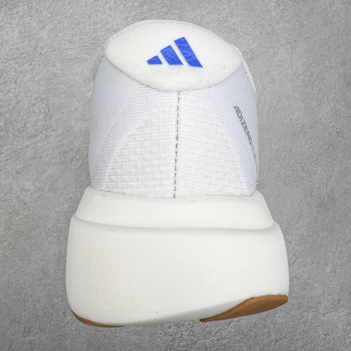 图片[8]-AD Adizero Eva SL M 零度进化版系列低帮轻便透气竞速休闲运动慢跑鞋 JS4454 相信大家对去年 adidas 横空出世的「顶级超跑」adiZero Adios Pro EVO 1 记忆犹新！不仅登顶阿迪史上最轻跑鞋宝座，更在接下来的全球马拉松赛事中，持续书写着惊人成绩，被网友戏称新一代「阿迪神鞋」全网刷屏！极简设计语言与强烈速度感和存在感的鞋侧三线，让人过目不忘，特别种草！其中定位于中长跑训练的 adidas Adizero Evo SL，整体外观造型与 adiZero Adios Pro EVO 1 非常相似。中底配置方面搭载全掌 Lightstrike Pro，鞋面采用透气网面示人，契合日常训练鞋的定位，更加耐用。外底给到了马牌橡胶，及类似上代竞速旗舰 adidas Adizero Adios Pro 3 区域分布。整体看下来无论是外观的鲜明辨识度，还是配置的扎实程度都很顶。尺码：36 36⅔ 37⅓ 38 38⅔ 39⅓ 40 40⅔ 41⅓ 42 42⅔ 43⅓ 44 45-选品中心