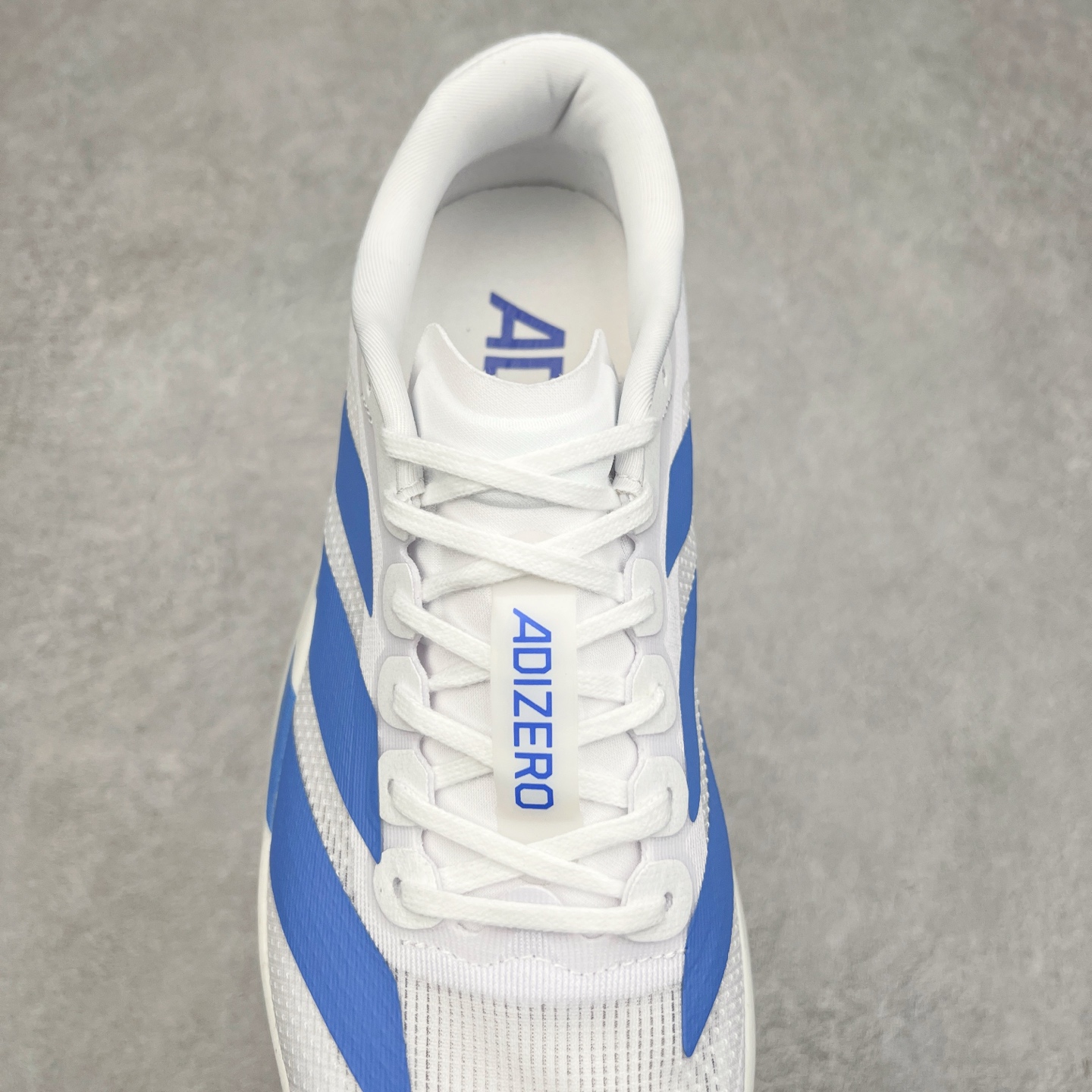 图片[5]-AD Adizero Eva SL M 零度进化版系列低帮轻便透气竞速休闲运动慢跑鞋 JS4454 相信大家对去年 adidas 横空出世的「顶级超跑」adiZero Adios Pro EVO 1 记忆犹新！不仅登顶阿迪史上最轻跑鞋宝座，更在接下来的全球马拉松赛事中，持续书写着惊人成绩，被网友戏称新一代「阿迪神鞋」全网刷屏！极简设计语言与强烈速度感和存在感的鞋侧三线，让人过目不忘，特别种草！其中定位于中长跑训练的 adidas Adizero Evo SL，整体外观造型与 adiZero Adios Pro EVO 1 非常相似。中底配置方面搭载全掌 Lightstrike Pro，鞋面采用透气网面示人，契合日常训练鞋的定位，更加耐用。外底给到了马牌橡胶，及类似上代竞速旗舰 adidas Adizero Adios Pro 3 区域分布。整体看下来无论是外观的鲜明辨识度，还是配置的扎实程度都很顶。尺码：36 36⅔ 37⅓ 38 38⅔ 39⅓ 40 40⅔ 41⅓ 42 42⅔ 43⅓ 44 45-选品中心