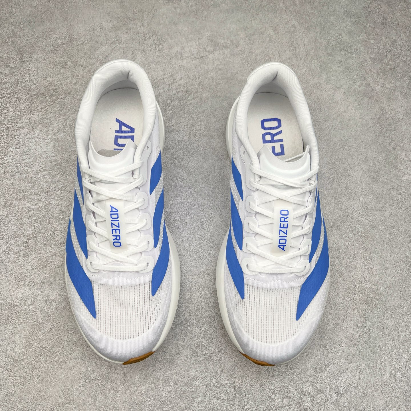 图片[2]-AD Adizero Eva SL M 零度进化版系列低帮轻便透气竞速休闲运动慢跑鞋 JS4454 相信大家对去年 adidas 横空出世的「顶级超跑」adiZero Adios Pro EVO 1 记忆犹新！不仅登顶阿迪史上最轻跑鞋宝座，更在接下来的全球马拉松赛事中，持续书写着惊人成绩，被网友戏称新一代「阿迪神鞋」全网刷屏！极简设计语言与强烈速度感和存在感的鞋侧三线，让人过目不忘，特别种草！其中定位于中长跑训练的 adidas Adizero Evo SL，整体外观造型与 adiZero Adios Pro EVO 1 非常相似。中底配置方面搭载全掌 Lightstrike Pro，鞋面采用透气网面示人，契合日常训练鞋的定位，更加耐用。外底给到了马牌橡胶，及类似上代竞速旗舰 adidas Adizero Adios Pro 3 区域分布。整体看下来无论是外观的鲜明辨识度，还是配置的扎实程度都很顶。尺码：36 36⅔ 37⅓ 38 38⅔ 39⅓ 40 40⅔ 41⅓ 42 42⅔ 43⅓ 44 45-选品中心