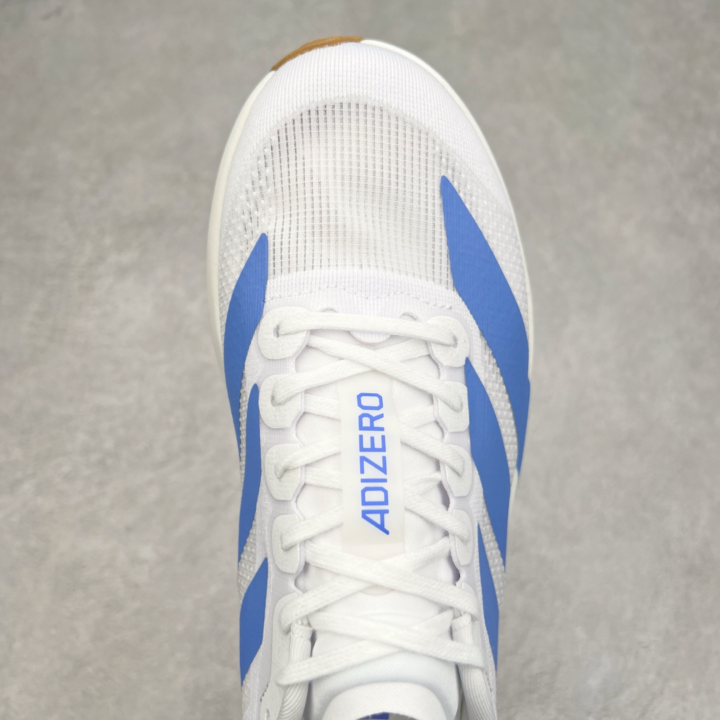 图片[4]-AD Adizero Eva SL M 零度进化版系列低帮轻便透气竞速休闲运动慢跑鞋 JS4454 相信大家对去年 adidas 横空出世的「顶级超跑」adiZero Adios Pro EVO 1 记忆犹新！不仅登顶阿迪史上最轻跑鞋宝座，更在接下来的全球马拉松赛事中，持续书写着惊人成绩，被网友戏称新一代「阿迪神鞋」全网刷屏！极简设计语言与强烈速度感和存在感的鞋侧三线，让人过目不忘，特别种草！其中定位于中长跑训练的 adidas Adizero Evo SL，整体外观造型与 adiZero Adios Pro EVO 1 非常相似。中底配置方面搭载全掌 Lightstrike Pro，鞋面采用透气网面示人，契合日常训练鞋的定位，更加耐用。外底给到了马牌橡胶，及类似上代竞速旗舰 adidas Adizero Adios Pro 3 区域分布。整体看下来无论是外观的鲜明辨识度，还是配置的扎实程度都很顶。尺码：36 36⅔ 37⅓ 38 38⅔ 39⅓ 40 40⅔ 41⅓ 42 42⅔ 43⅓ 44 45-选品中心