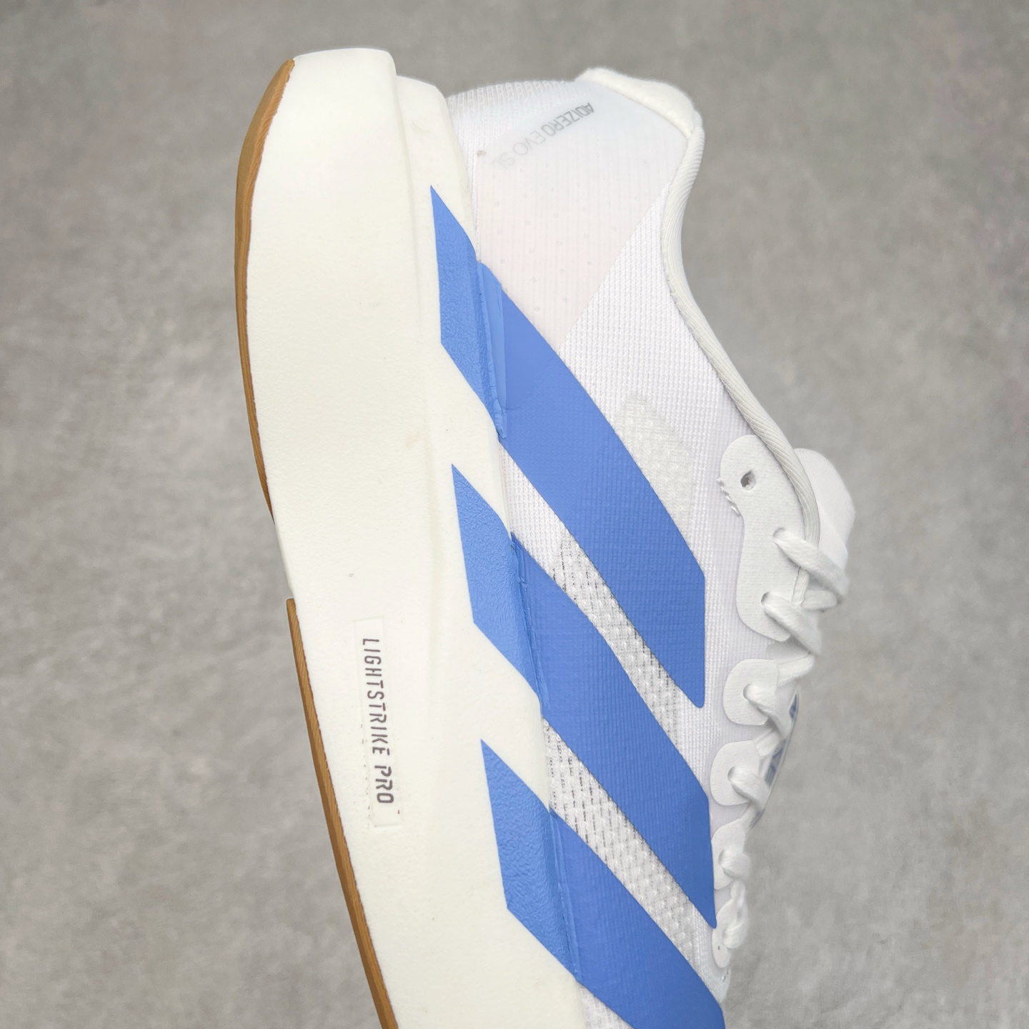 图片[6]-AD Adizero Eva SL M 零度进化版系列低帮轻便透气竞速休闲运动慢跑鞋 JS4454 相信大家对去年 adidas 横空出世的「顶级超跑」adiZero Adios Pro EVO 1 记忆犹新！不仅登顶阿迪史上最轻跑鞋宝座，更在接下来的全球马拉松赛事中，持续书写着惊人成绩，被网友戏称新一代「阿迪神鞋」全网刷屏！极简设计语言与强烈速度感和存在感的鞋侧三线，让人过目不忘，特别种草！其中定位于中长跑训练的 adidas Adizero Evo SL，整体外观造型与 adiZero Adios Pro EVO 1 非常相似。中底配置方面搭载全掌 Lightstrike Pro，鞋面采用透气网面示人，契合日常训练鞋的定位，更加耐用。外底给到了马牌橡胶，及类似上代竞速旗舰 adidas Adizero Adios Pro 3 区域分布。整体看下来无论是外观的鲜明辨识度，还是配置的扎实程度都很顶。尺码：36 36⅔ 37⅓ 38 38⅔ 39⅓ 40 40⅔ 41⅓ 42 42⅔ 43⅓ 44 45-选品中心