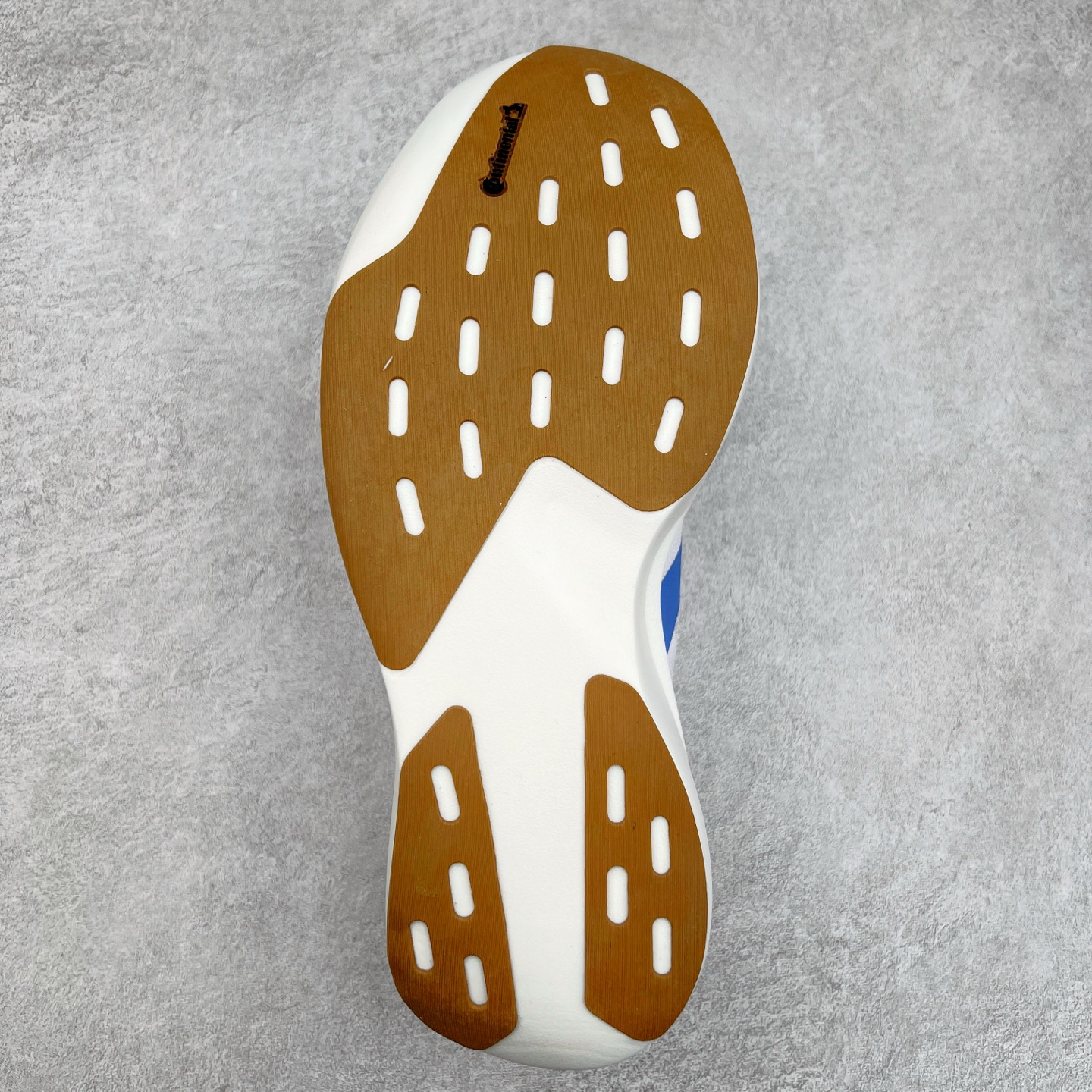 图片[9]-AD Adizero Eva SL M 零度进化版系列低帮轻便透气竞速休闲运动慢跑鞋 JS4454 相信大家对去年 adidas 横空出世的「顶级超跑」adiZero Adios Pro EVO 1 记忆犹新！不仅登顶阿迪史上最轻跑鞋宝座，更在接下来的全球马拉松赛事中，持续书写着惊人成绩，被网友戏称新一代「阿迪神鞋」全网刷屏！极简设计语言与强烈速度感和存在感的鞋侧三线，让人过目不忘，特别种草！其中定位于中长跑训练的 adidas Adizero Evo SL，整体外观造型与 adiZero Adios Pro EVO 1 非常相似。中底配置方面搭载全掌 Lightstrike Pro，鞋面采用透气网面示人，契合日常训练鞋的定位，更加耐用。外底给到了马牌橡胶，及类似上代竞速旗舰 adidas Adizero Adios Pro 3 区域分布。整体看下来无论是外观的鲜明辨识度，还是配置的扎实程度都很顶。尺码：36 36⅔ 37⅓ 38 38⅔ 39⅓ 40 40⅔ 41⅓ 42 42⅔ 43⅓ 44 45-选品中心