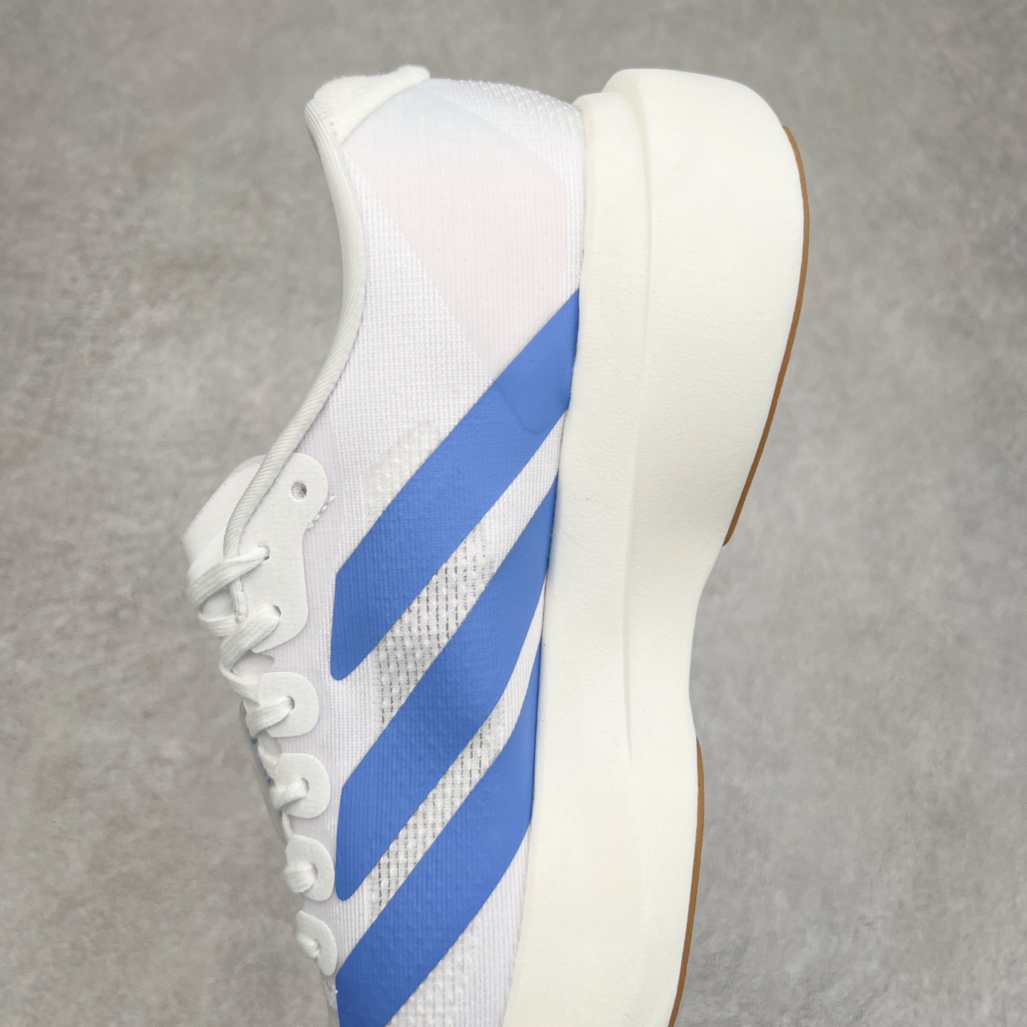 图片[7]-AD Adizero Eva SL M 零度进化版系列低帮轻便透气竞速休闲运动慢跑鞋 JS4454 相信大家对去年 adidas 横空出世的「顶级超跑」adiZero Adios Pro EVO 1 记忆犹新！不仅登顶阿迪史上最轻跑鞋宝座，更在接下来的全球马拉松赛事中，持续书写着惊人成绩，被网友戏称新一代「阿迪神鞋」全网刷屏！极简设计语言与强烈速度感和存在感的鞋侧三线，让人过目不忘，特别种草！其中定位于中长跑训练的 adidas Adizero Evo SL，整体外观造型与 adiZero Adios Pro EVO 1 非常相似。中底配置方面搭载全掌 Lightstrike Pro，鞋面采用透气网面示人，契合日常训练鞋的定位，更加耐用。外底给到了马牌橡胶，及类似上代竞速旗舰 adidas Adizero Adios Pro 3 区域分布。整体看下来无论是外观的鲜明辨识度，还是配置的扎实程度都很顶。尺码：36 36⅔ 37⅓ 38 38⅔ 39⅓ 40 40⅔ 41⅓ 42 42⅔ 43⅓ 44 45-选品中心