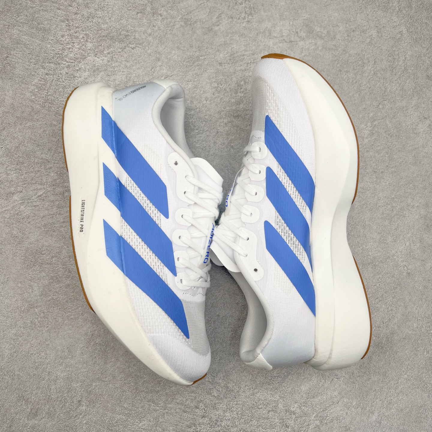 图片[3]-AD Adizero Eva SL M 零度进化版系列低帮轻便透气竞速休闲运动慢跑鞋 JS4454 相信大家对去年 adidas 横空出世的「顶级超跑」adiZero Adios Pro EVO 1 记忆犹新！不仅登顶阿迪史上最轻跑鞋宝座，更在接下来的全球马拉松赛事中，持续书写着惊人成绩，被网友戏称新一代「阿迪神鞋」全网刷屏！极简设计语言与强烈速度感和存在感的鞋侧三线，让人过目不忘，特别种草！其中定位于中长跑训练的 adidas Adizero Evo SL，整体外观造型与 adiZero Adios Pro EVO 1 非常相似。中底配置方面搭载全掌 Lightstrike Pro，鞋面采用透气网面示人，契合日常训练鞋的定位，更加耐用。外底给到了马牌橡胶，及类似上代竞速旗舰 adidas Adizero Adios Pro 3 区域分布。整体看下来无论是外观的鲜明辨识度，还是配置的扎实程度都很顶。尺码：36 36⅔ 37⅓ 38 38⅔ 39⅓ 40 40⅔ 41⅓ 42 42⅔ 43⅓ 44 45-选品中心