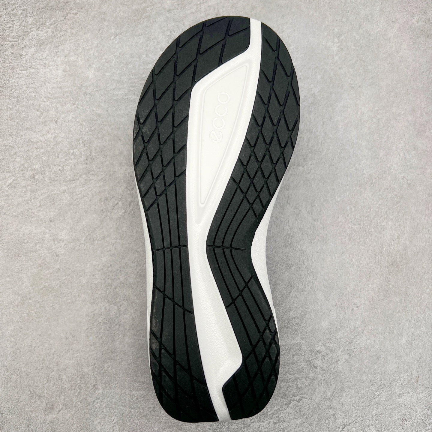 图片[9]-Ecco爱步男鞋新款运动鞋 跑鞋厚底增高老爹鞋 驱动系列全新款式 拼色拼接鞋面 时尚有型 牛皮与纺织品拼接 脚感舒适 出街有型 贴心套脚系带设计 舒适包裹双足 柔软细腻，亲肤透气 以摩托车粗犷胎纹为灵感 PU大底提供牵引性和支撑性 耐磨防滑提升稳定性 轻盈鞋底 舒适耐穿 户外出行 肆意洒脱 尺码：38 39 40 41 42 43 44（皮鞋码）-选品中心