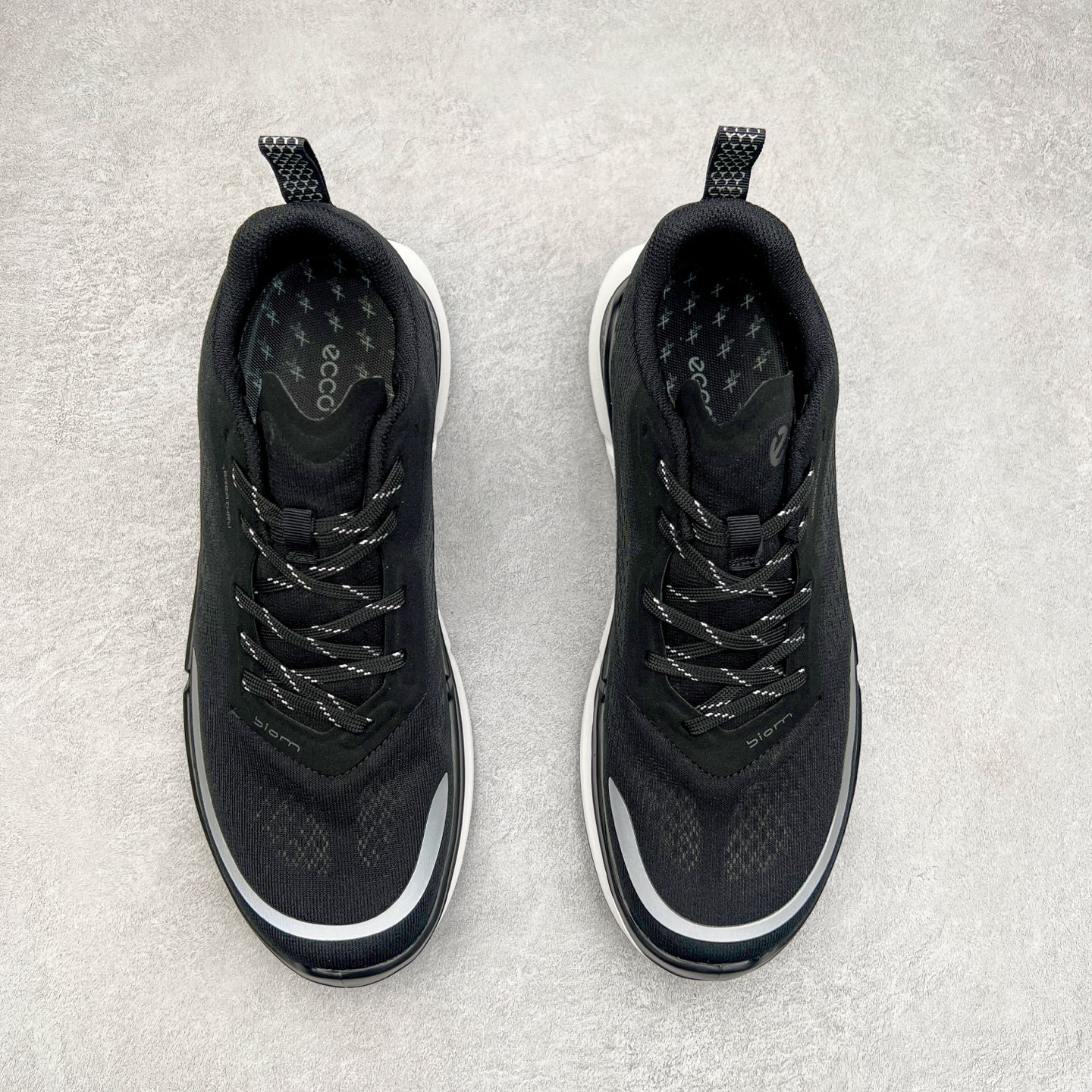 图片[2]-Ecco爱步男鞋新款运动鞋 跑鞋厚底增高老爹鞋 驱动系列全新款式 拼色拼接鞋面 时尚有型 牛皮与纺织品拼接 脚感舒适 出街有型 贴心套脚系带设计 舒适包裹双足 柔软细腻，亲肤透气 以摩托车粗犷胎纹为灵感 PU大底提供牵引性和支撑性 耐磨防滑提升稳定性 轻盈鞋底 舒适耐穿 户外出行 肆意洒脱 尺码：38 39 40 41 42 43 44（皮鞋码）-选品中心