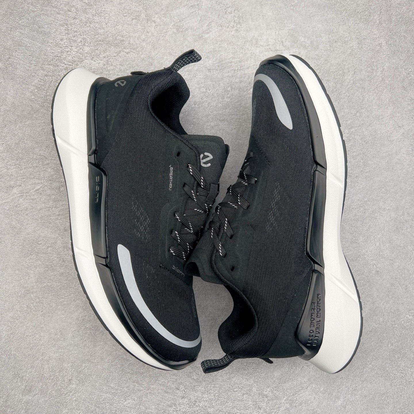 图片[3]-Ecco爱步男鞋新款运动鞋 跑鞋厚底增高老爹鞋 驱动系列全新款式 拼色拼接鞋面 时尚有型 牛皮与纺织品拼接 脚感舒适 出街有型 贴心套脚系带设计 舒适包裹双足 柔软细腻，亲肤透气 以摩托车粗犷胎纹为灵感 PU大底提供牵引性和支撑性 耐磨防滑提升稳定性 轻盈鞋底 舒适耐穿 户外出行 肆意洒脱 尺码：38 39 40 41 42 43 44（皮鞋码）-选品中心