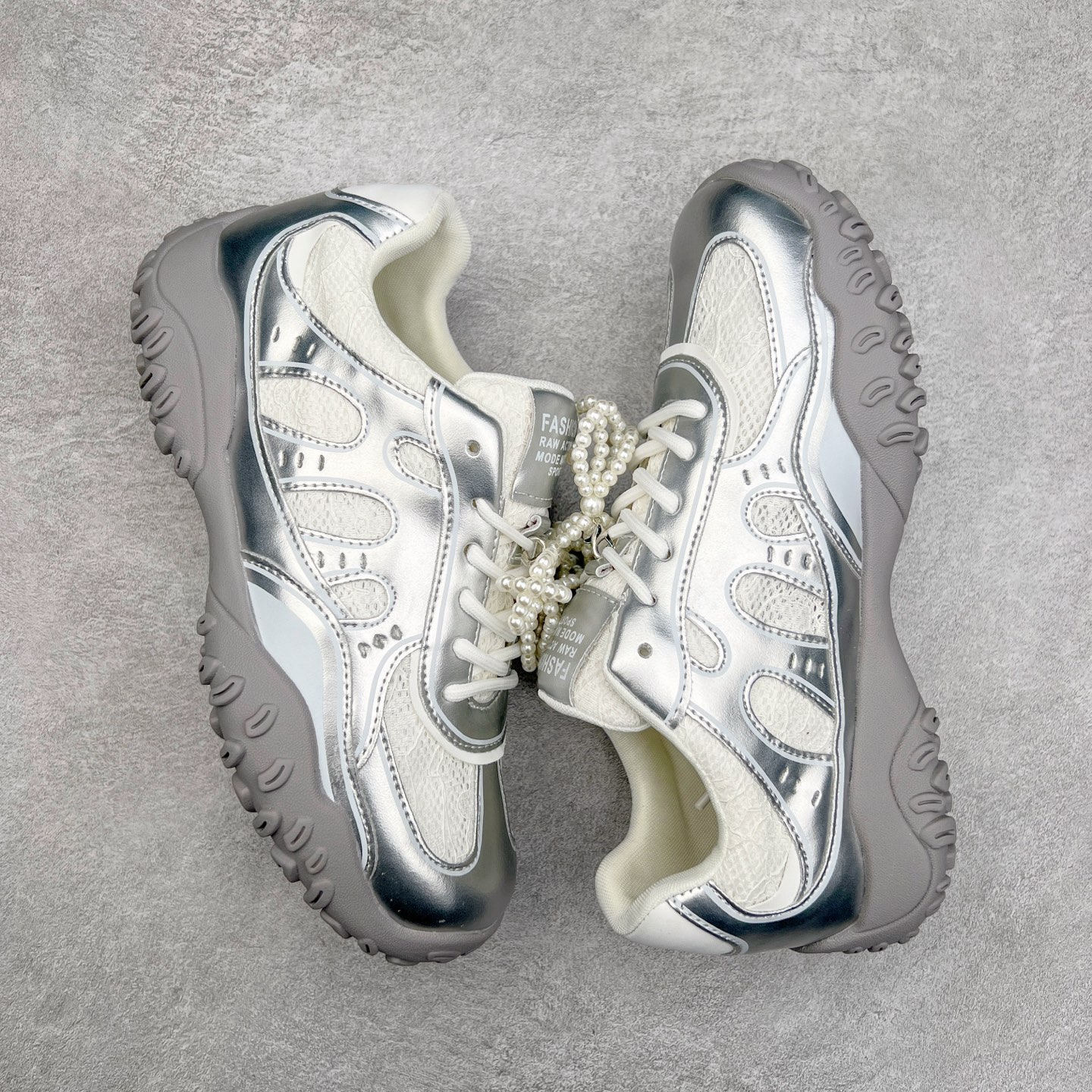 图片[3]-GG-CC Chunky Low 休闲运动老爹鞋 #广东大厂出品 完美细节 25ss早春新款 大长腿 时髦look轻松定格 不费力展现率性氛围 酷帅机能风不规则设计大底 GGcc杏银红色拼色造型设计 轻便舒适百搭 不管怎么搭都敲好看~尺码：35 36 37 38 39 40-选品中心