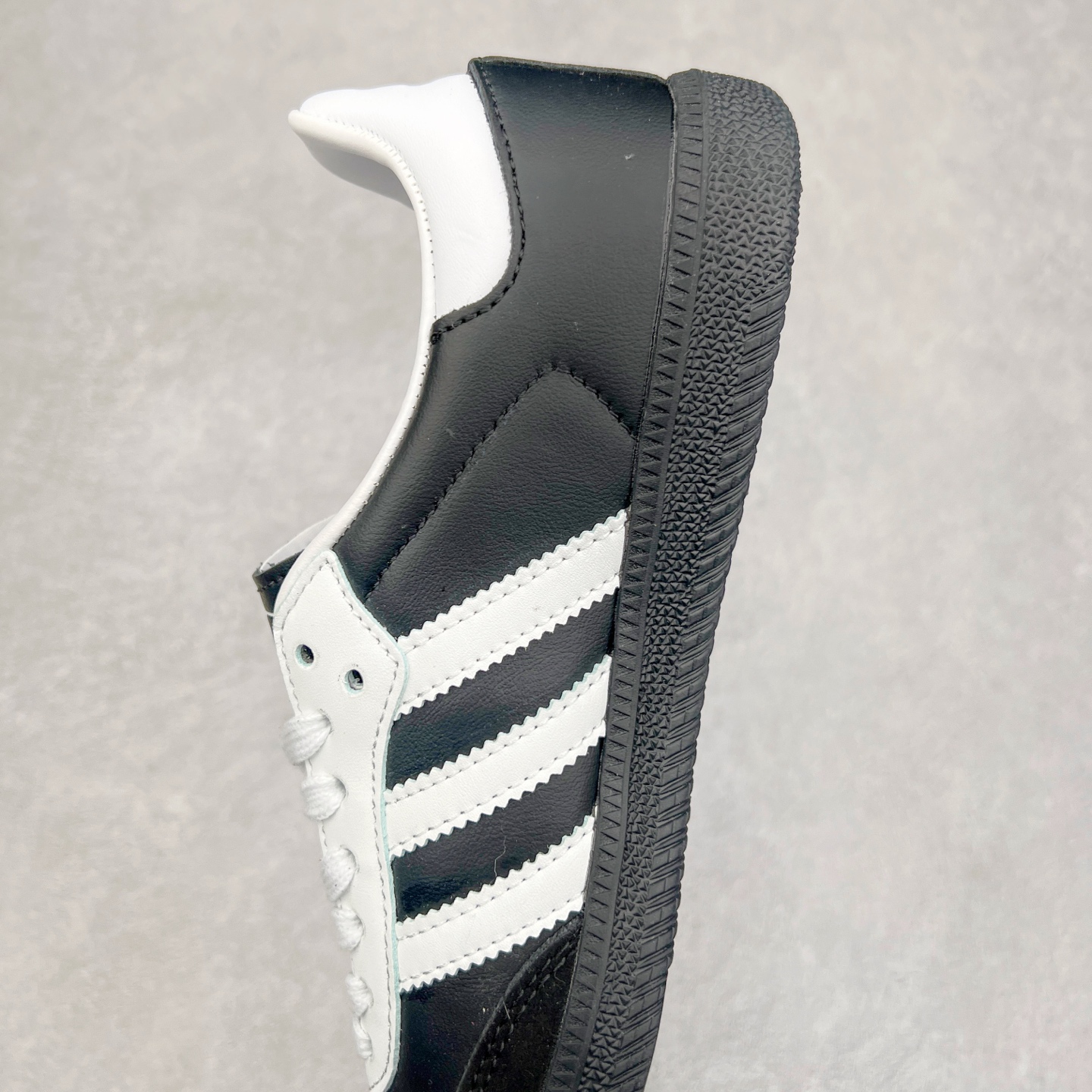 图片[7]-AD Original Samba OG 复古经典轻便板鞋 JP5282 这款桑巴鞋展示了高质量的工艺 带有装饰的超锁缝制和无缝的手感 柔软、柔软的皮革造型和标志性的3条纹完成了精致的外观 正规合身鞋带 鞋面上有绒面鞋垫 橡胶鞋底 享受正畸套筒软感 自50年代首次亮相以来就一直在赢得粉丝的青睐 尺码：36 36.5 37.5 38 38.5 39 40 40.5 41 42 42.5 43 44 44.5 45-选品中心