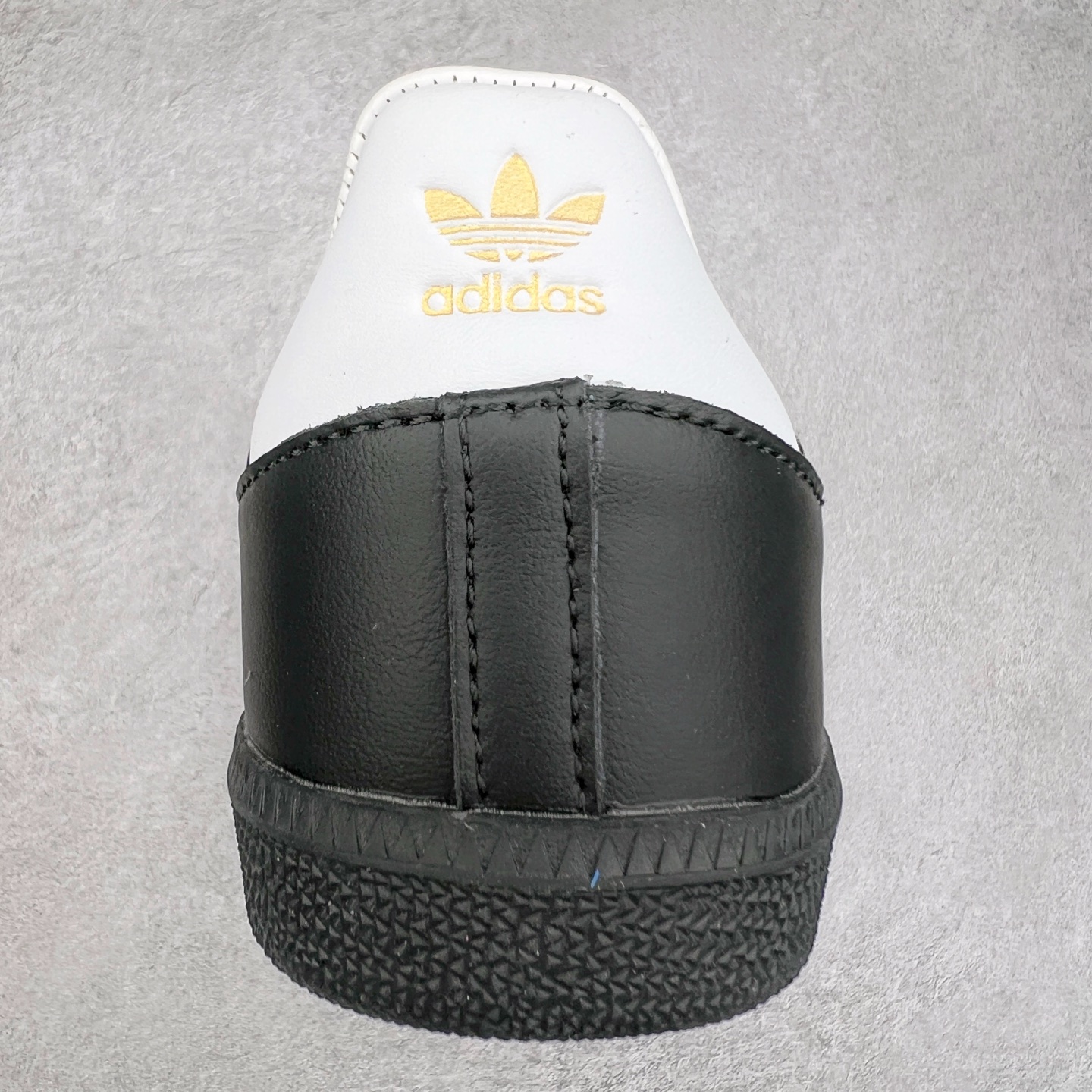 图片[8]-AD Original Samba OG 复古经典轻便板鞋 JP5282 这款桑巴鞋展示了高质量的工艺 带有装饰的超锁缝制和无缝的手感 柔软、柔软的皮革造型和标志性的3条纹完成了精致的外观 正规合身鞋带 鞋面上有绒面鞋垫 橡胶鞋底 享受正畸套筒软感 自50年代首次亮相以来就一直在赢得粉丝的青睐 尺码：36 36.5 37.5 38 38.5 39 40 40.5 41 42 42.5 43 44 44.5 45-选品中心