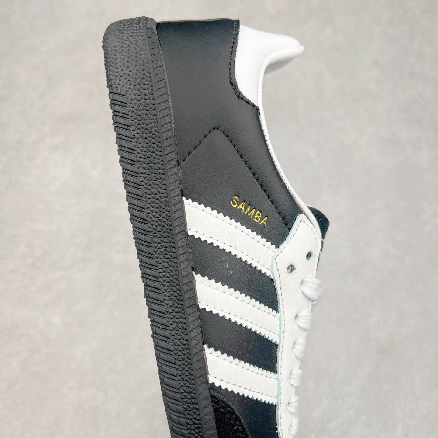 图片[6]-AD Original Samba OG 复古经典轻便板鞋 JP5282 这款桑巴鞋展示了高质量的工艺 带有装饰的超锁缝制和无缝的手感 柔软、柔软的皮革造型和标志性的3条纹完成了精致的外观 正规合身鞋带 鞋面上有绒面鞋垫 橡胶鞋底 享受正畸套筒软感 自50年代首次亮相以来就一直在赢得粉丝的青睐 尺码：36 36.5 37.5 38 38.5 39 40 40.5 41 42 42.5 43 44 44.5 45-选品中心