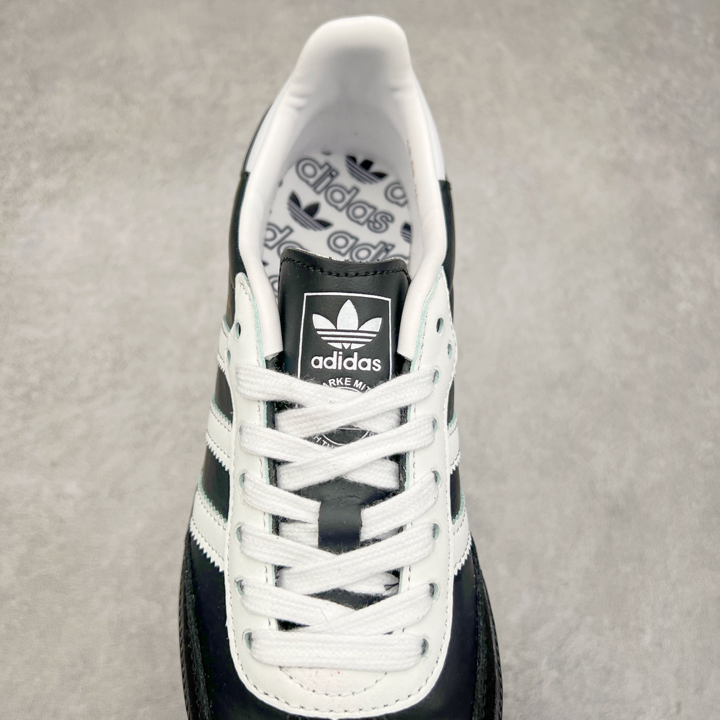 图片[5]-AD Original Samba OG 复古经典轻便板鞋 JP5282 这款桑巴鞋展示了高质量的工艺 带有装饰的超锁缝制和无缝的手感 柔软、柔软的皮革造型和标志性的3条纹完成了精致的外观 正规合身鞋带 鞋面上有绒面鞋垫 橡胶鞋底 享受正畸套筒软感 自50年代首次亮相以来就一直在赢得粉丝的青睐 尺码：36 36.5 37.5 38 38.5 39 40 40.5 41 42 42.5 43 44 44.5 45-选品中心