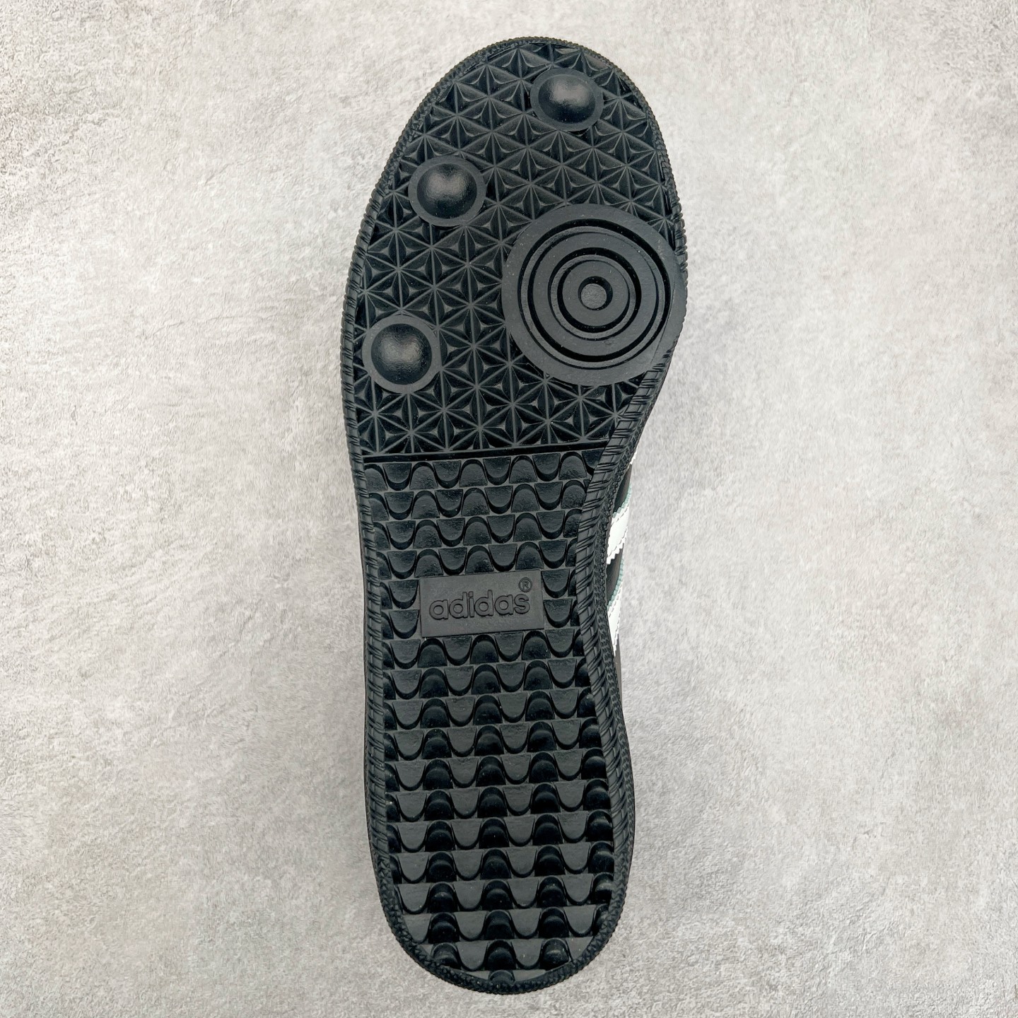 图片[9]-AD Original Samba OG 复古经典轻便板鞋 JP5282 这款桑巴鞋展示了高质量的工艺 带有装饰的超锁缝制和无缝的手感 柔软、柔软的皮革造型和标志性的3条纹完成了精致的外观 正规合身鞋带 鞋面上有绒面鞋垫 橡胶鞋底 享受正畸套筒软感 自50年代首次亮相以来就一直在赢得粉丝的青睐 尺码：36 36.5 37.5 38 38.5 39 40 40.5 41 42 42.5 43 44 44.5 45-选品中心