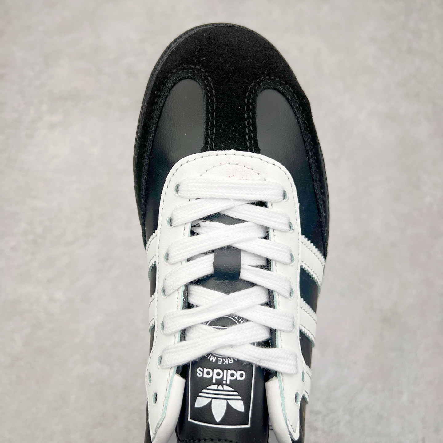 图片[4]-AD Original Samba OG 复古经典轻便板鞋 JP5282 这款桑巴鞋展示了高质量的工艺 带有装饰的超锁缝制和无缝的手感 柔软、柔软的皮革造型和标志性的3条纹完成了精致的外观 正规合身鞋带 鞋面上有绒面鞋垫 橡胶鞋底 享受正畸套筒软感 自50年代首次亮相以来就一直在赢得粉丝的青睐 尺码：36 36.5 37.5 38 38.5 39 40 40.5 41 42 42.5 43 44 44.5 45-选品中心