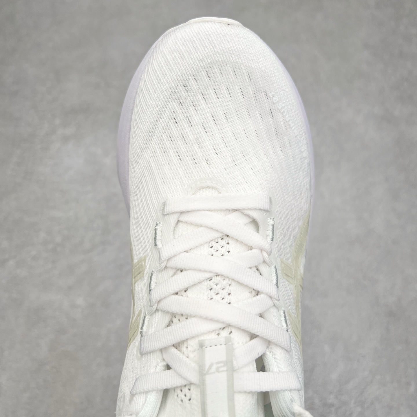 图片[4]-Asics GEL-Nimbus 27 亚瑟士缓震跑鞋 近年复古风潮的势头很旺 ASICS一直坚信保持身体的健康与活力是打造健康快乐的生活方式的最佳途径 ASICS为复古鞋型注入新设计 为玩家的街头穿搭提供了更多可能 GEL-NIMBUSTM9运动鞋最初是为中立和仰卧跑步者设计的长距离训练器 采用原始材料和关键细节重新设计 其Y2K时代的工业外观也被大胆的对比和色块所抵消 尺码：36 36.5 37.5 38 38.5 39 40 40.5 41.5 42 42.5 43.5 44 44.5 45-选品中心