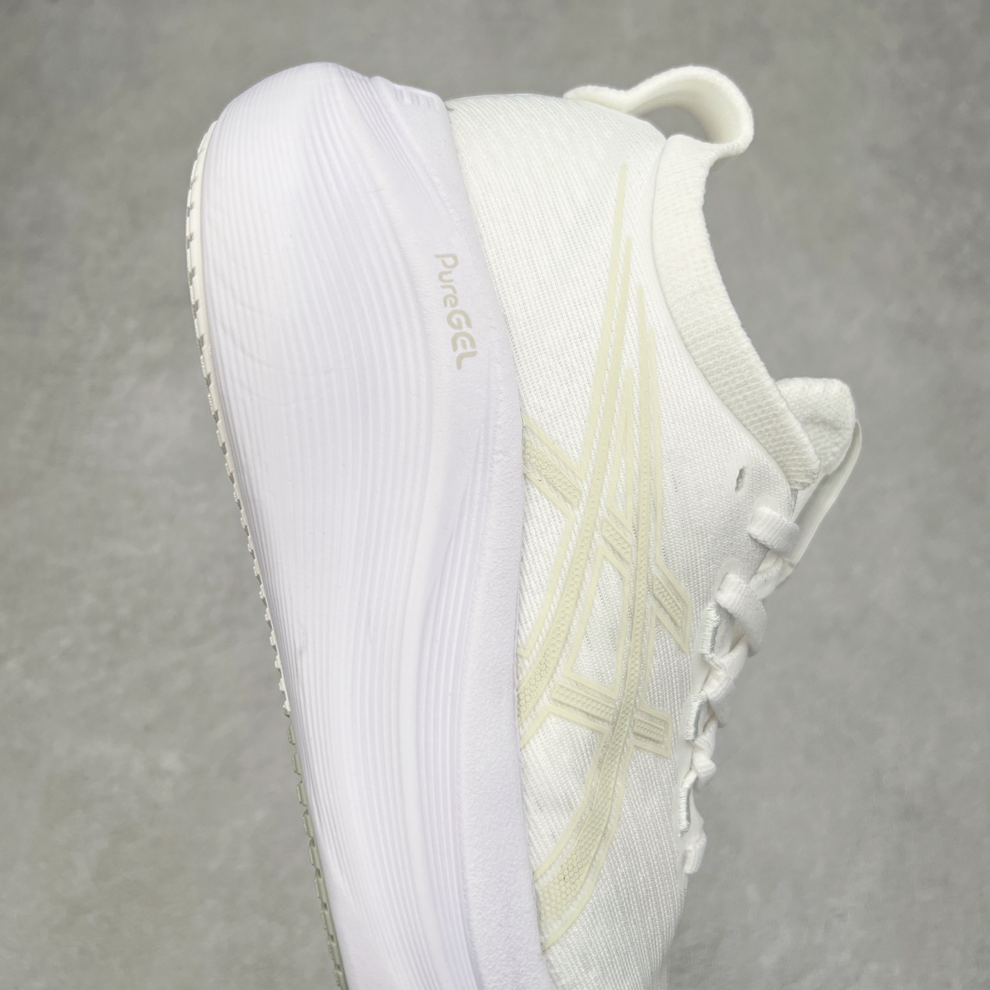 图片[6]-Asics GEL-Nimbus 27 亚瑟士缓震跑鞋 近年复古风潮的势头很旺 ASICS一直坚信保持身体的健康与活力是打造健康快乐的生活方式的最佳途径 ASICS为复古鞋型注入新设计 为玩家的街头穿搭提供了更多可能 GEL-NIMBUSTM9运动鞋最初是为中立和仰卧跑步者设计的长距离训练器 采用原始材料和关键细节重新设计 其Y2K时代的工业外观也被大胆的对比和色块所抵消 尺码：36 36.5 37.5 38 38.5 39 40 40.5 41.5 42 42.5 43.5 44 44.5 45-选品中心