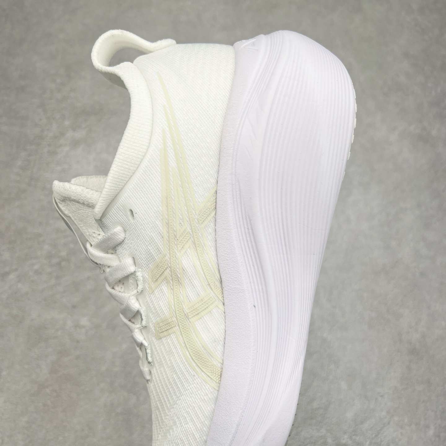 图片[7]-Asics GEL-Nimbus 27 亚瑟士缓震跑鞋 近年复古风潮的势头很旺 ASICS一直坚信保持身体的健康与活力是打造健康快乐的生活方式的最佳途径 ASICS为复古鞋型注入新设计 为玩家的街头穿搭提供了更多可能 GEL-NIMBUSTM9运动鞋最初是为中立和仰卧跑步者设计的长距离训练器 采用原始材料和关键细节重新设计 其Y2K时代的工业外观也被大胆的对比和色块所抵消 尺码：36 36.5 37.5 38 38.5 39 40 40.5 41.5 42 42.5 43.5 44 44.5 45-选品中心