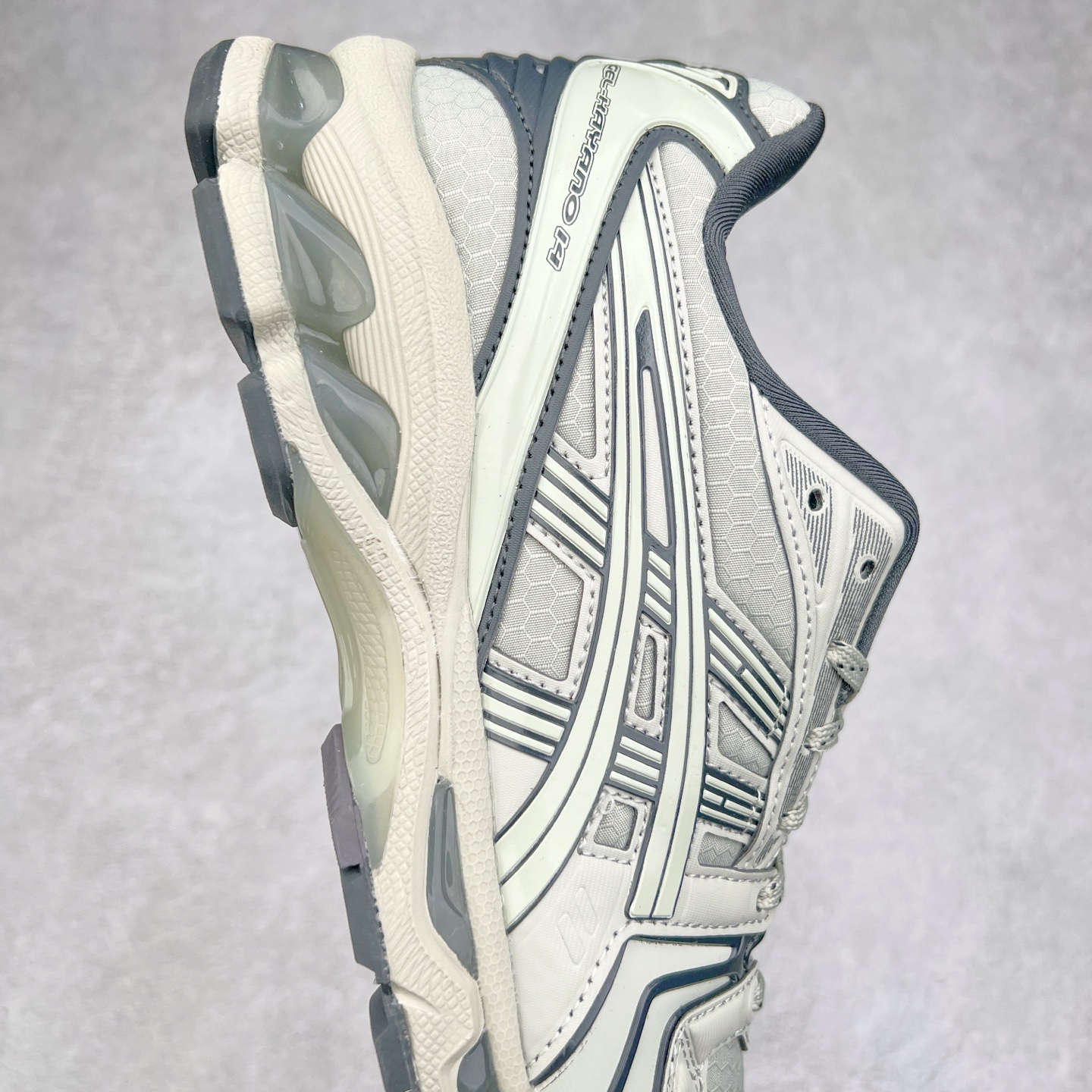 图片[6]-＃特价福利 ASICS GEL-KAYANO 14 亚瑟士K14系列户外复古潮流百搭织物合成革缓震休闲跑步鞋 原装纸板楦头开发 独家私模五层组合大底 原厂定制缓震硅胶加持 原盒原配 官方四联吊牌 原装Ortholite轻量化鞋垫 设计师 Hidenori Yamashita 以「Flash」一词为灵感 创造出未来感金属色鞋面 改造升级内在性能 由内而外全面革新 为 GEL-KAYANO 家族传承及经典跑鞋文化的延续 创下里程碑式作品 K14跑鞋重新诠释了复古的跑步形状 并以其 2000 年代后期的美学理念重新铺装 银色与蓝色的鞋面极为高档 网面铺陈与鞋面、鞋头多处细节位增添了透气性 鞋后跟部中底上以及多密度耐磨鞋底增加了 GEL 缓震胶 提供高抗冲击性、缓冲性、可保护脚部免受地面冲击的影响 穿着舒适性十足 实拍调校N版已经零色差零失真 百分百还原实物色彩所见即所得 不存在货不对板色差等低级问题 选购参考实物拍摄 不混卖不参货 只用心做好货严格选品 承诺混一赔十 尺码：36 36.5 37.5 38 38.5 39 40 40.5 41 42 42.5 43 44 44.5 45-选品中心