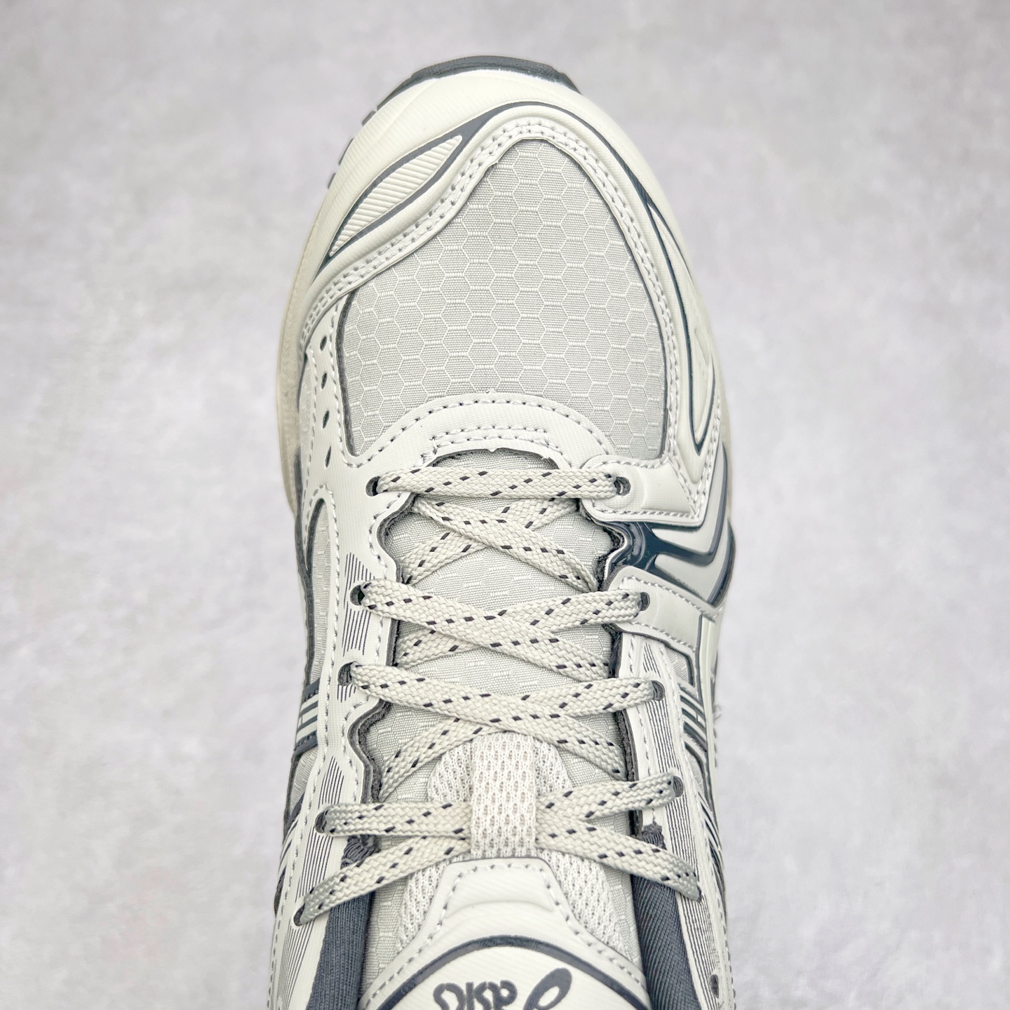 图片[4]-＃特价福利 ASICS GEL-KAYANO 14 亚瑟士K14系列户外复古潮流百搭织物合成革缓震休闲跑步鞋 原装纸板楦头开发 独家私模五层组合大底 原厂定制缓震硅胶加持 原盒原配 官方四联吊牌 原装Ortholite轻量化鞋垫 设计师 Hidenori Yamashita 以「Flash」一词为灵感 创造出未来感金属色鞋面 改造升级内在性能 由内而外全面革新 为 GEL-KAYANO 家族传承及经典跑鞋文化的延续 创下里程碑式作品 K14跑鞋重新诠释了复古的跑步形状 并以其 2000 年代后期的美学理念重新铺装 银色与蓝色的鞋面极为高档 网面铺陈与鞋面、鞋头多处细节位增添了透气性 鞋后跟部中底上以及多密度耐磨鞋底增加了 GEL 缓震胶 提供高抗冲击性、缓冲性、可保护脚部免受地面冲击的影响 穿着舒适性十足 实拍调校N版已经零色差零失真 百分百还原实物色彩所见即所得 不存在货不对板色差等低级问题 选购参考实物拍摄 不混卖不参货 只用心做好货严格选品 承诺混一赔十 尺码：36 36.5 37.5 38 38.5 39 40 40.5 41 42 42.5 43 44 44.5 45-选品中心