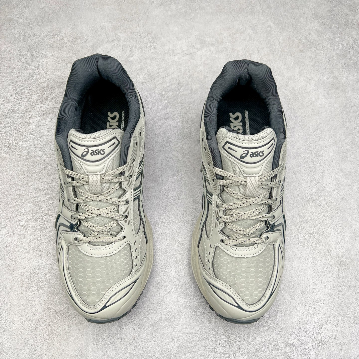 图片[2]-＃特价福利 ASICS GEL-KAYANO 14 亚瑟士K14系列户外复古潮流百搭织物合成革缓震休闲跑步鞋 原装纸板楦头开发 独家私模五层组合大底 原厂定制缓震硅胶加持 原盒原配 官方四联吊牌 原装Ortholite轻量化鞋垫 设计师 Hidenori Yamashita 以「Flash」一词为灵感 创造出未来感金属色鞋面 改造升级内在性能 由内而外全面革新 为 GEL-KAYANO 家族传承及经典跑鞋文化的延续 创下里程碑式作品 K14跑鞋重新诠释了复古的跑步形状 并以其 2000 年代后期的美学理念重新铺装 银色与蓝色的鞋面极为高档 网面铺陈与鞋面、鞋头多处细节位增添了透气性 鞋后跟部中底上以及多密度耐磨鞋底增加了 GEL 缓震胶 提供高抗冲击性、缓冲性、可保护脚部免受地面冲击的影响 穿着舒适性十足 实拍调校N版已经零色差零失真 百分百还原实物色彩所见即所得 不存在货不对板色差等低级问题 选购参考实物拍摄 不混卖不参货 只用心做好货严格选品 承诺混一赔十 尺码：36 36.5 37.5 38 38.5 39 40 40.5 41 42 42.5 43 44 44.5 45-选品中心