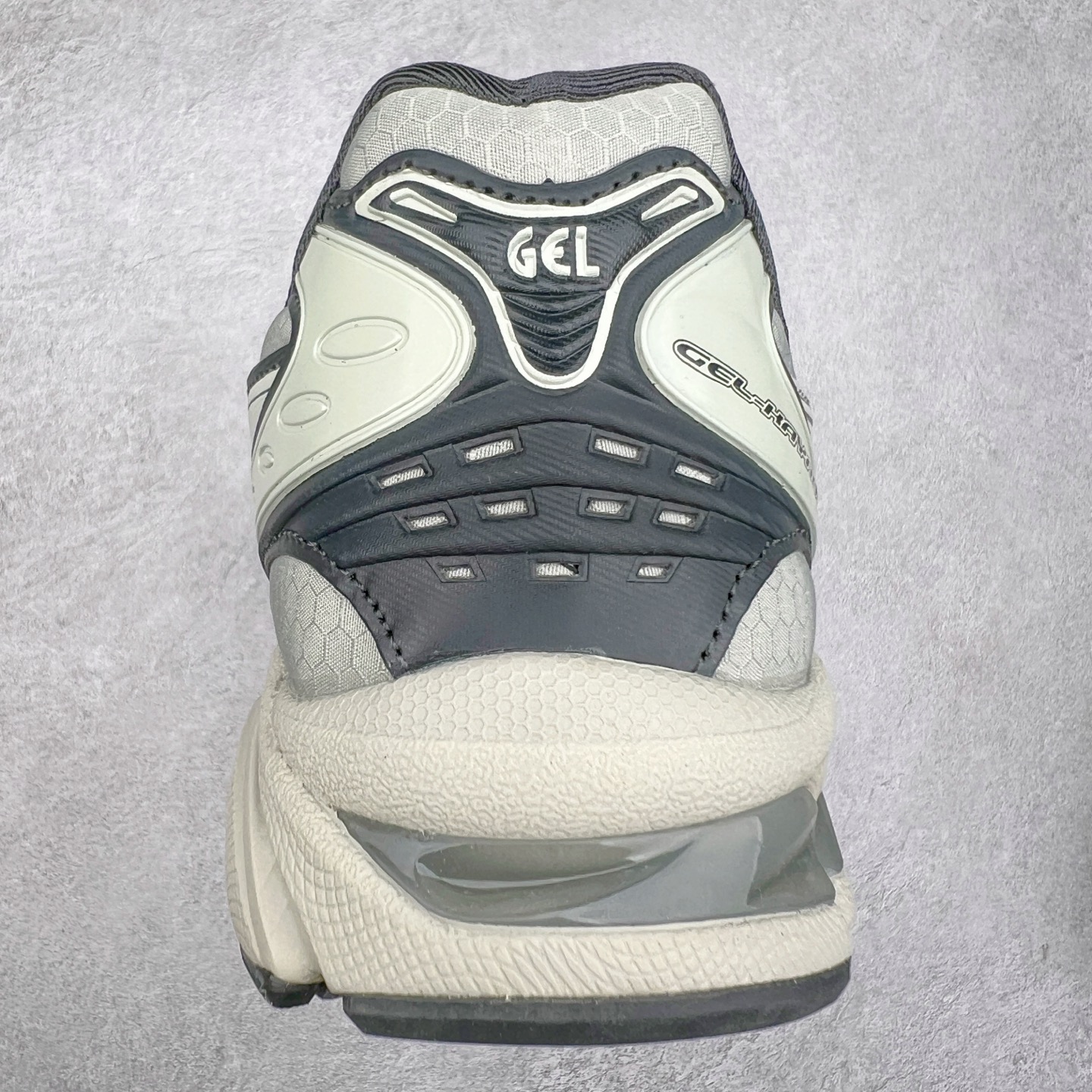 图片[8]-＃特价福利 ASICS GEL-KAYANO 14 亚瑟士K14系列户外复古潮流百搭织物合成革缓震休闲跑步鞋 原装纸板楦头开发 独家私模五层组合大底 原厂定制缓震硅胶加持 原盒原配 官方四联吊牌 原装Ortholite轻量化鞋垫 设计师 Hidenori Yamashita 以「Flash」一词为灵感 创造出未来感金属色鞋面 改造升级内在性能 由内而外全面革新 为 GEL-KAYANO 家族传承及经典跑鞋文化的延续 创下里程碑式作品 K14跑鞋重新诠释了复古的跑步形状 并以其 2000 年代后期的美学理念重新铺装 银色与蓝色的鞋面极为高档 网面铺陈与鞋面、鞋头多处细节位增添了透气性 鞋后跟部中底上以及多密度耐磨鞋底增加了 GEL 缓震胶 提供高抗冲击性、缓冲性、可保护脚部免受地面冲击的影响 穿着舒适性十足 实拍调校N版已经零色差零失真 百分百还原实物色彩所见即所得 不存在货不对板色差等低级问题 选购参考实物拍摄 不混卖不参货 只用心做好货严格选品 承诺混一赔十 尺码：36 36.5 37.5 38 38.5 39 40 40.5 41 42 42.5 43 44 44.5 45-选品中心