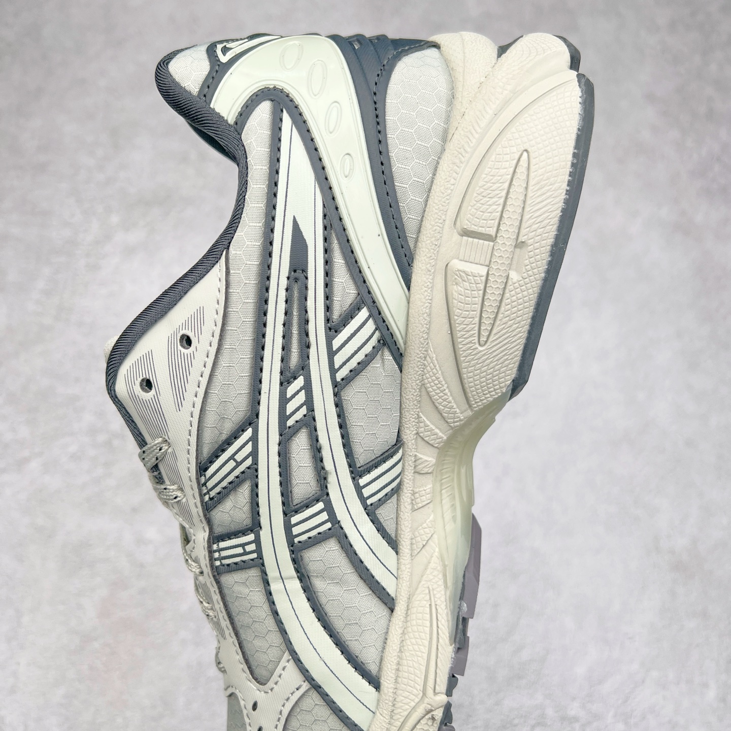 图片[7]-＃特价福利 ASICS GEL-KAYANO 14 亚瑟士K14系列户外复古潮流百搭织物合成革缓震休闲跑步鞋 原装纸板楦头开发 独家私模五层组合大底 原厂定制缓震硅胶加持 原盒原配 官方四联吊牌 原装Ortholite轻量化鞋垫 设计师 Hidenori Yamashita 以「Flash」一词为灵感 创造出未来感金属色鞋面 改造升级内在性能 由内而外全面革新 为 GEL-KAYANO 家族传承及经典跑鞋文化的延续 创下里程碑式作品 K14跑鞋重新诠释了复古的跑步形状 并以其 2000 年代后期的美学理念重新铺装 银色与蓝色的鞋面极为高档 网面铺陈与鞋面、鞋头多处细节位增添了透气性 鞋后跟部中底上以及多密度耐磨鞋底增加了 GEL 缓震胶 提供高抗冲击性、缓冲性、可保护脚部免受地面冲击的影响 穿着舒适性十足 实拍调校N版已经零色差零失真 百分百还原实物色彩所见即所得 不存在货不对板色差等低级问题 选购参考实物拍摄 不混卖不参货 只用心做好货严格选品 承诺混一赔十 尺码：36 36.5 37.5 38 38.5 39 40 40.5 41 42 42.5 43 44 44.5 45-选品中心