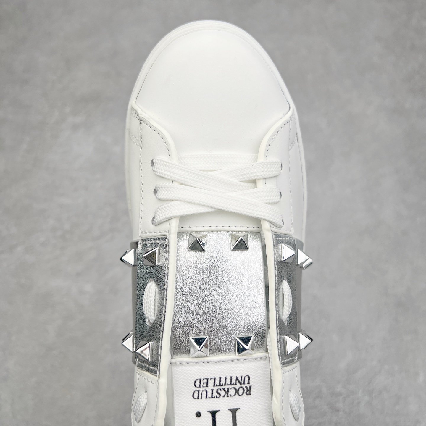 图片[4]-#纯原级别 Valentino 华伦天奴休闲铆钉小白鞋2024最新款时尚运动板鞋 走秀情侣爆款 杨洋 关晓彤等众多明星同款 软羊皮低帮运动鞋 经典百搭款 Rockstud untitled时尚板鞋 绗缝格纹与铆钉 打造瞩目朋克风格 考究皮质构塑和简洁轮廓 流畅的线条奠定酷感基调 装饰金属质感橡胶效果 背面与鞋舌装饰 穿出了不一样的随性和时髦 阿那亚大秀可谓是刷爆了时尚圈 鞋面全油边 面料：定制牛皮+独家开模TPU大底 全套包装 尺码：35 36 37 38 39 40 41 42 43 44-选品中心