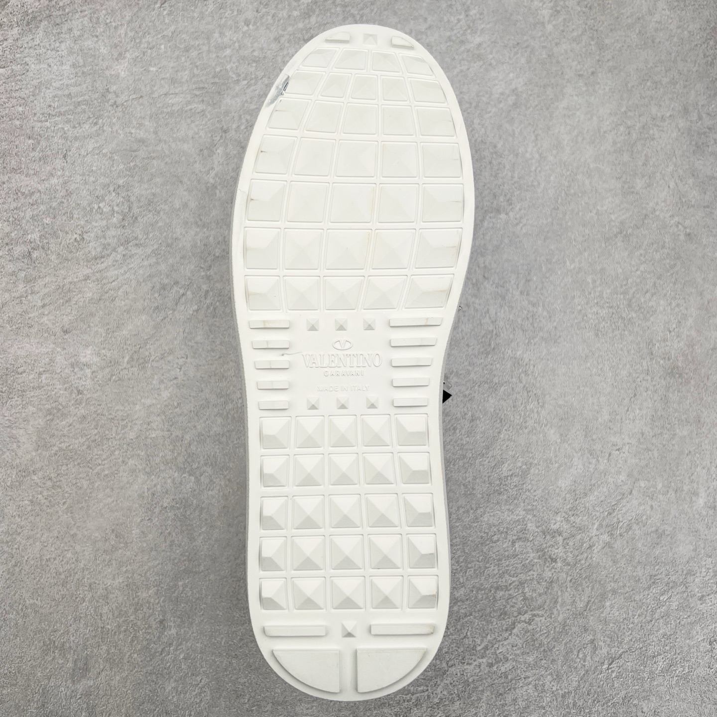 图片[9]-#纯原级别 Valentino 华伦天奴休闲铆钉小白鞋2024最新款时尚运动板鞋 走秀情侣爆款 杨洋 关晓彤等众多明星同款 软羊皮低帮运动鞋 经典百搭款 Rockstud untitled时尚板鞋 绗缝格纹与铆钉 打造瞩目朋克风格 考究皮质构塑和简洁轮廓 流畅的线条奠定酷感基调 装饰金属质感橡胶效果 背面与鞋舌装饰 穿出了不一样的随性和时髦 阿那亚大秀可谓是刷爆了时尚圈 鞋面全油边 面料：定制牛皮+独家开模TPU大底 全套包装 尺码：35 36 37 38 39 40 41 42 43 44-选品中心