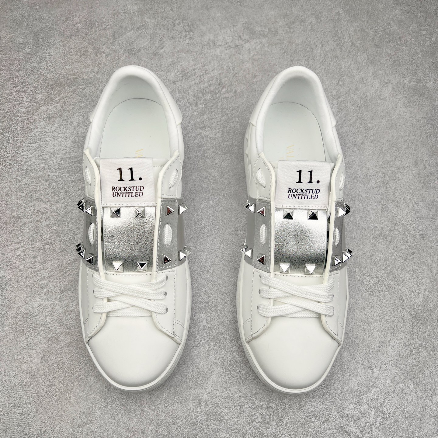 图片[2]-#纯原级别 Valentino 华伦天奴休闲铆钉小白鞋2024最新款时尚运动板鞋 走秀情侣爆款 杨洋 关晓彤等众多明星同款 软羊皮低帮运动鞋 经典百搭款 Rockstud untitled时尚板鞋 绗缝格纹与铆钉 打造瞩目朋克风格 考究皮质构塑和简洁轮廓 流畅的线条奠定酷感基调 装饰金属质感橡胶效果 背面与鞋舌装饰 穿出了不一样的随性和时髦 阿那亚大秀可谓是刷爆了时尚圈 鞋面全油边 面料：定制牛皮+独家开模TPU大底 全套包装 尺码：35 36 37 38 39 40 41 42 43 44-选品中心
