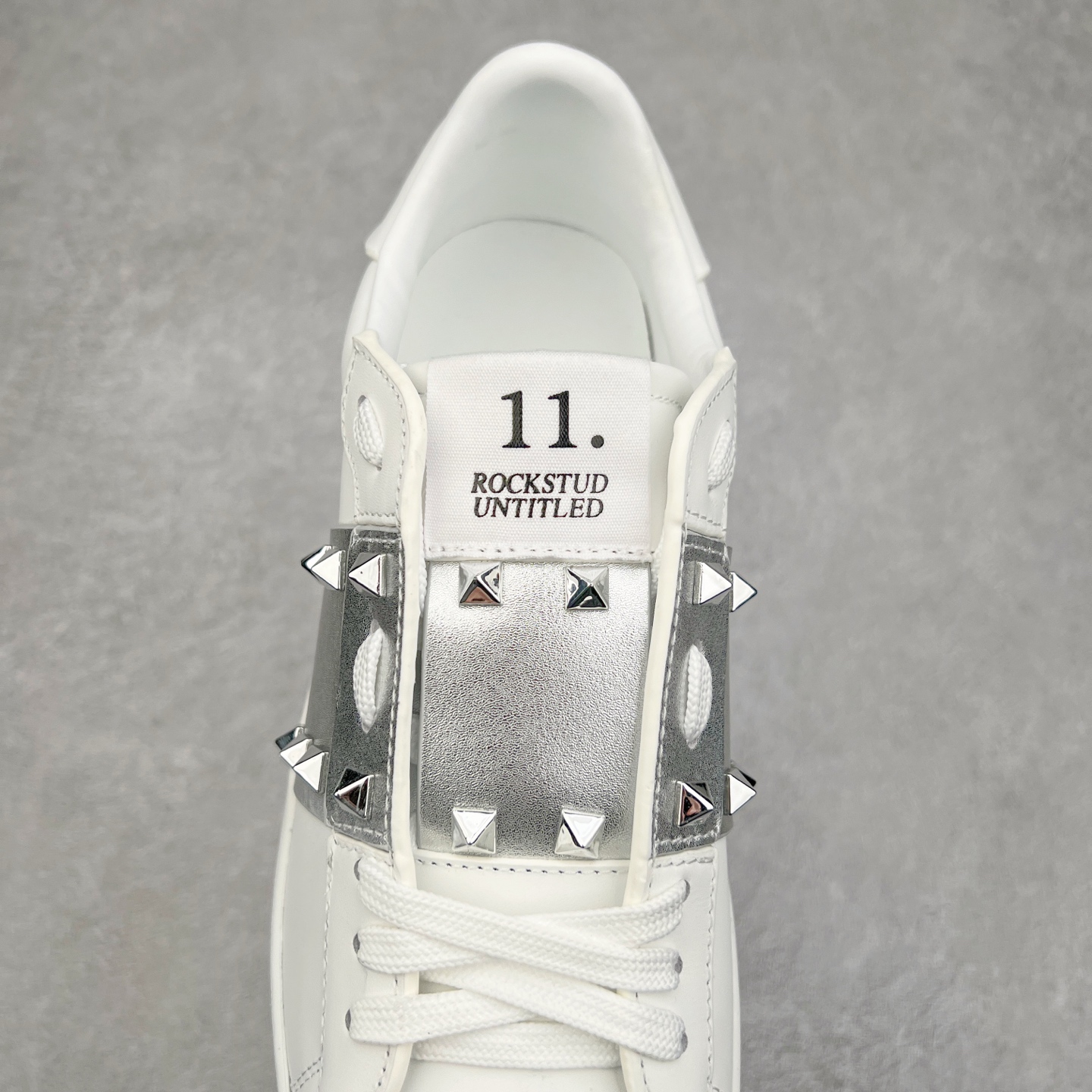 图片[5]-#纯原级别 Valentino 华伦天奴休闲铆钉小白鞋2024最新款时尚运动板鞋 走秀情侣爆款 杨洋 关晓彤等众多明星同款 软羊皮低帮运动鞋 经典百搭款 Rockstud untitled时尚板鞋 绗缝格纹与铆钉 打造瞩目朋克风格 考究皮质构塑和简洁轮廓 流畅的线条奠定酷感基调 装饰金属质感橡胶效果 背面与鞋舌装饰 穿出了不一样的随性和时髦 阿那亚大秀可谓是刷爆了时尚圈 鞋面全油边 面料：定制牛皮+独家开模TPU大底 全套包装 尺码：35 36 37 38 39 40 41 42 43 44-选品中心