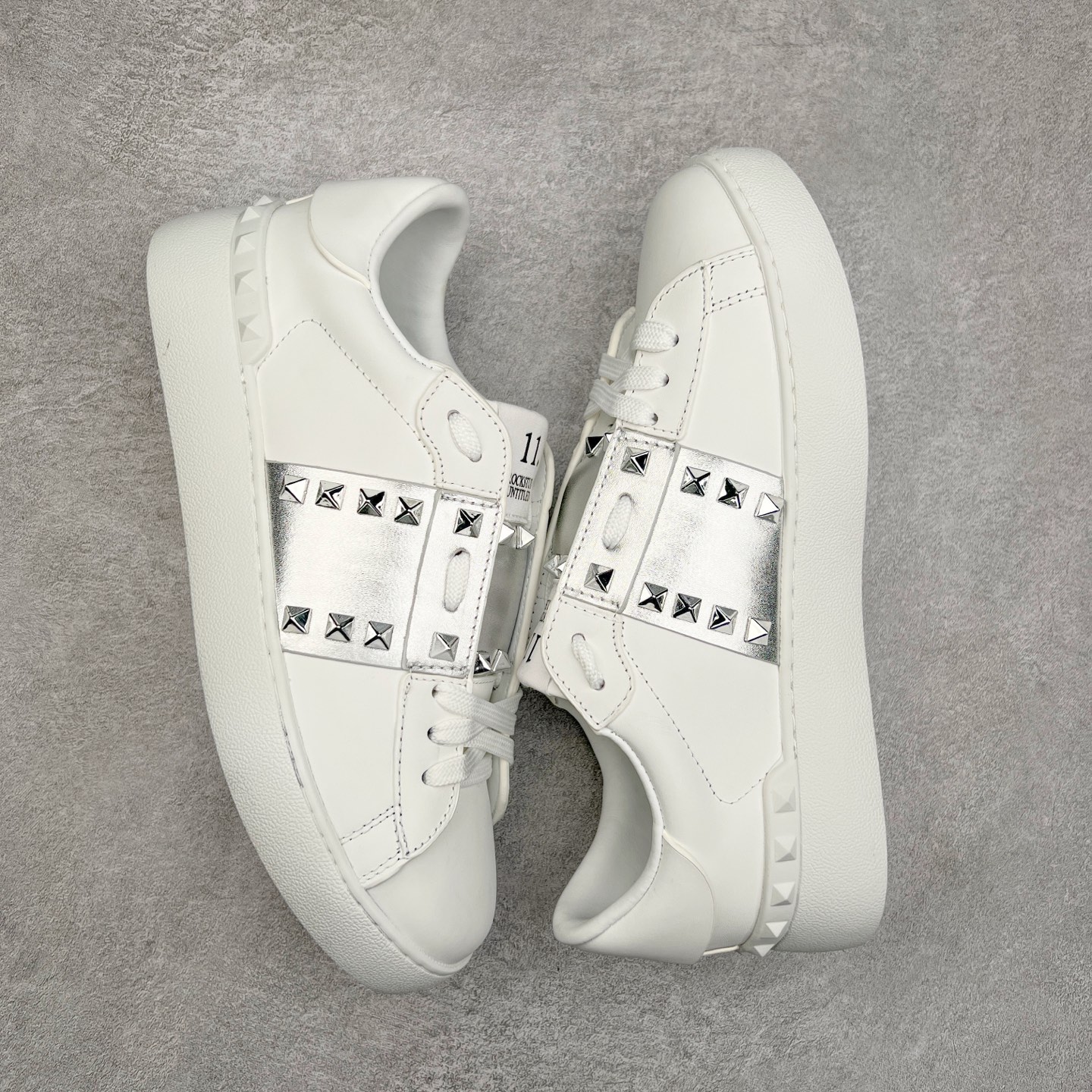 图片[3]-#纯原级别 Valentino 华伦天奴休闲铆钉小白鞋2024最新款时尚运动板鞋 走秀情侣爆款 杨洋 关晓彤等众多明星同款 软羊皮低帮运动鞋 经典百搭款 Rockstud untitled时尚板鞋 绗缝格纹与铆钉 打造瞩目朋克风格 考究皮质构塑和简洁轮廓 流畅的线条奠定酷感基调 装饰金属质感橡胶效果 背面与鞋舌装饰 穿出了不一样的随性和时髦 阿那亚大秀可谓是刷爆了时尚圈 鞋面全油边 面料：定制牛皮+独家开模TPU大底 全套包装 尺码：35 36 37 38 39 40 41 42 43 44-选品中心