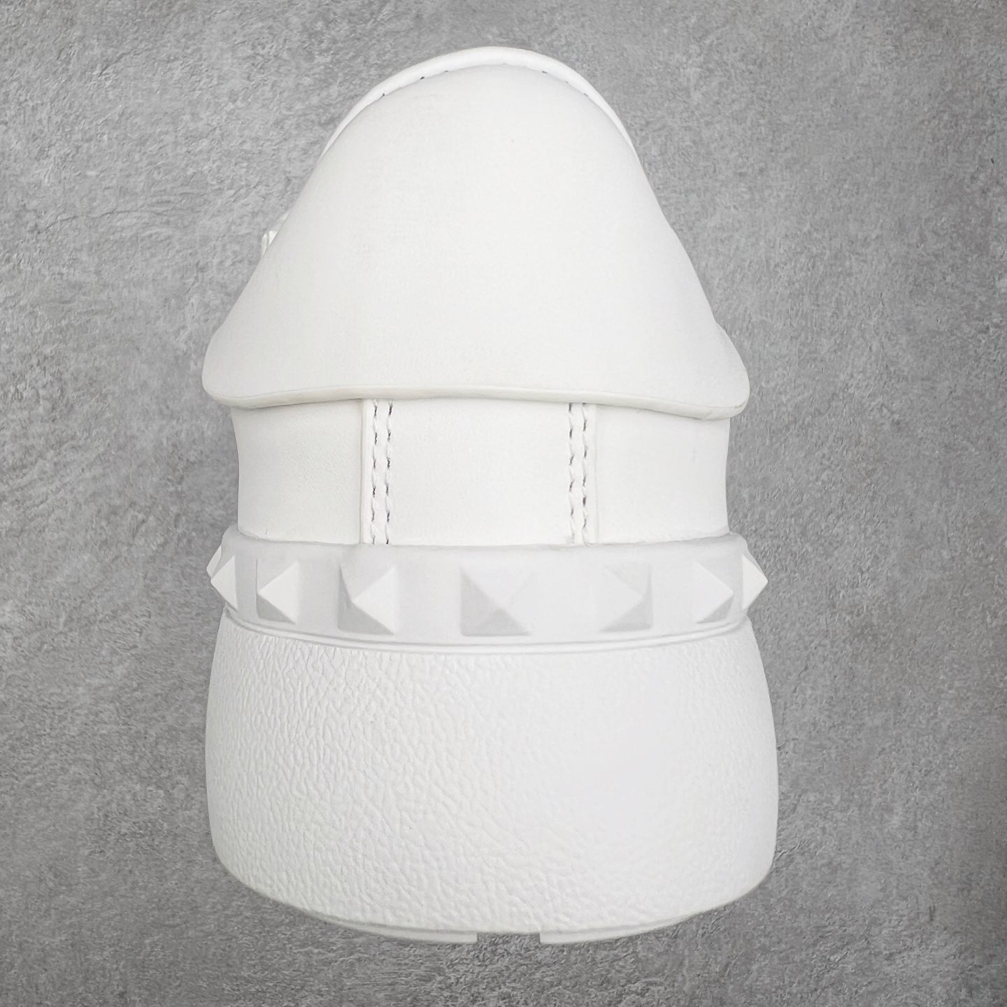 图片[8]-#纯原级别 Valentino 华伦天奴休闲铆钉小白鞋2024最新款时尚运动板鞋 走秀情侣爆款 杨洋 关晓彤等众多明星同款 软羊皮低帮运动鞋 经典百搭款 Rockstud untitled时尚板鞋 绗缝格纹与铆钉 打造瞩目朋克风格 考究皮质构塑和简洁轮廓 流畅的线条奠定酷感基调 装饰金属质感橡胶效果 背面与鞋舌装饰 穿出了不一样的随性和时髦 阿那亚大秀可谓是刷爆了时尚圈 鞋面全油边 面料：定制牛皮+独家开模TPU大底 全套包装 尺码：35 36 37 38 39 40 41 42 43 44-选品中心