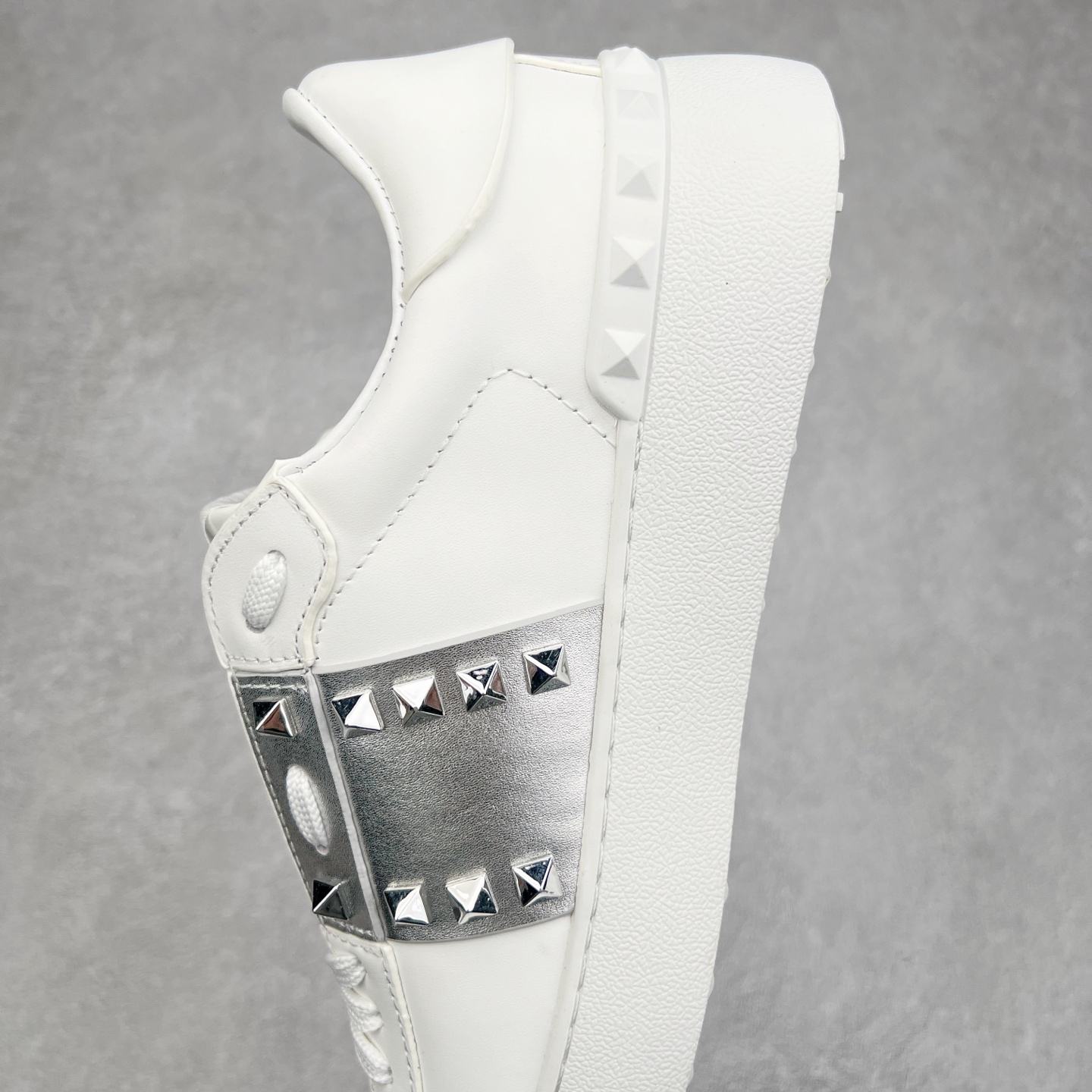 图片[7]-#纯原级别 Valentino 华伦天奴休闲铆钉小白鞋2024最新款时尚运动板鞋 走秀情侣爆款 杨洋 关晓彤等众多明星同款 软羊皮低帮运动鞋 经典百搭款 Rockstud untitled时尚板鞋 绗缝格纹与铆钉 打造瞩目朋克风格 考究皮质构塑和简洁轮廓 流畅的线条奠定酷感基调 装饰金属质感橡胶效果 背面与鞋舌装饰 穿出了不一样的随性和时髦 阿那亚大秀可谓是刷爆了时尚圈 鞋面全油边 面料：定制牛皮+独家开模TPU大底 全套包装 尺码：35 36 37 38 39 40 41 42 43 44-选品中心