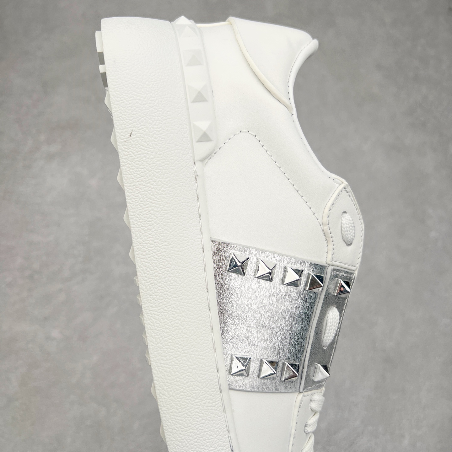 图片[6]-#纯原级别 Valentino 华伦天奴休闲铆钉小白鞋2024最新款时尚运动板鞋 走秀情侣爆款 杨洋 关晓彤等众多明星同款 软羊皮低帮运动鞋 经典百搭款 Rockstud untitled时尚板鞋 绗缝格纹与铆钉 打造瞩目朋克风格 考究皮质构塑和简洁轮廓 流畅的线条奠定酷感基调 装饰金属质感橡胶效果 背面与鞋舌装饰 穿出了不一样的随性和时髦 阿那亚大秀可谓是刷爆了时尚圈 鞋面全油边 面料：定制牛皮+独家开模TPU大底 全套包装 尺码：35 36 37 38 39 40 41 42 43 44-选品中心