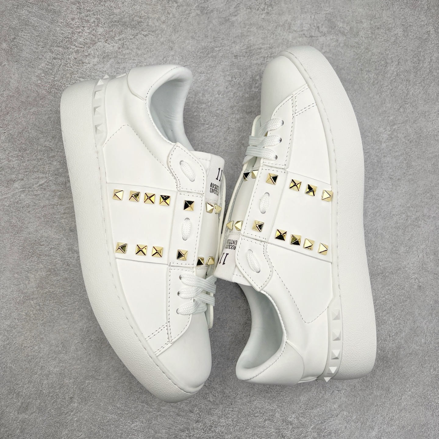 图片[3]-#纯原级别 Valentino 华伦天奴休闲铆钉小白鞋2024最新款时尚运动板鞋 走秀情侣爆款 杨洋 关晓彤等众多明星同款 软羊皮低帮运动鞋 经典百搭款 Rockstud untitled时尚板鞋 绗缝格纹与铆钉 打造瞩目朋克风格 考究皮质构塑和简洁轮廓 流畅的线条奠定酷感基调 装饰金属质感橡胶效果 背面与鞋舌装饰 穿出了不一样的随性和时髦 阿那亚大秀可谓是刷爆了时尚圈 鞋面全油边 面料：定制牛皮+独家开模TPU大底 全套包装 尺码：35 36 37 38 39 40 41 42 43 44-选品中心